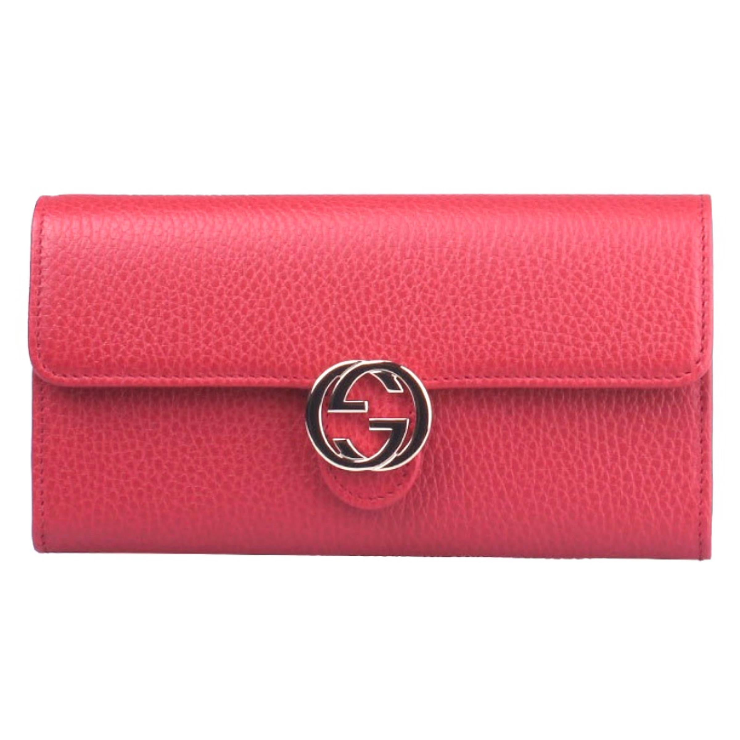 New Gucci Red Interlocking G Leather Long Wallet Clutch Bag

Authenticity Guaranteed

DETAILS
Brand: Gucci
Condition: Brand new
Gender: Women
Category: Clutch
Color: Black
Material: Leather
Interlocking G plaque
Gold-tone hardware
Snap button