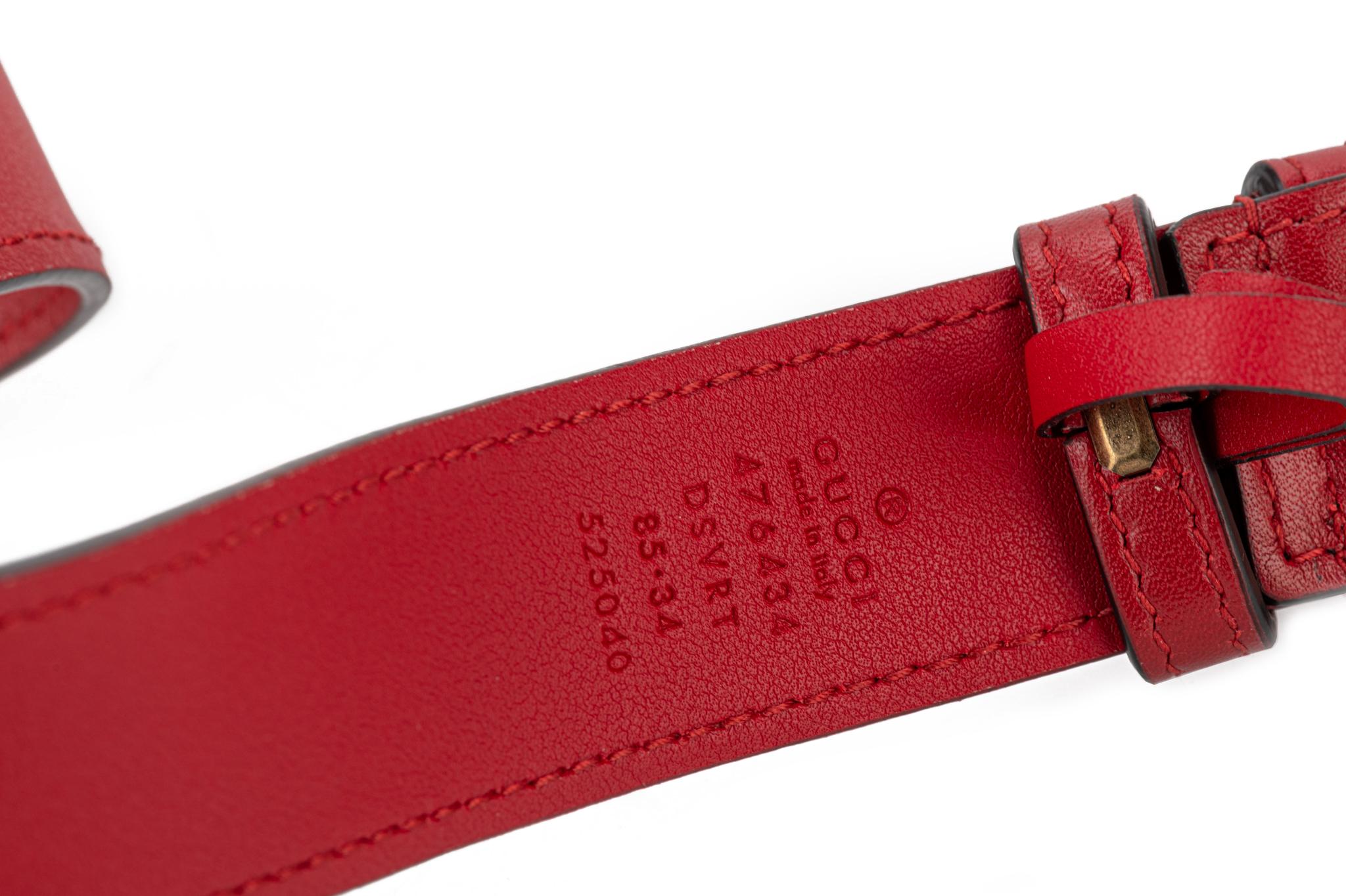 Gucci Rote Leder-Gürteltasche mit Logo und Schachtel im Angebot 6