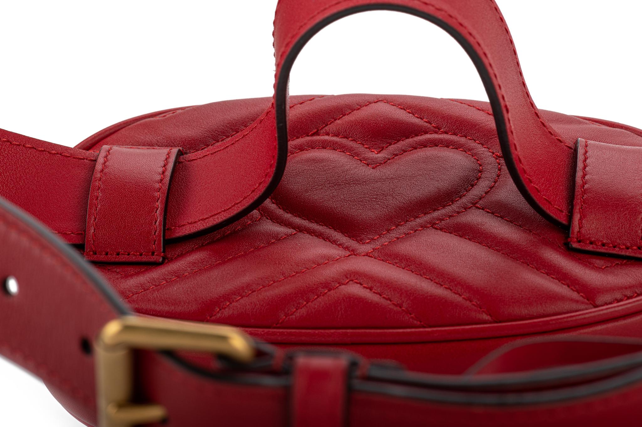 Gucci Rote Leder-Gürteltasche mit Logo und Schachtel im Angebot 7