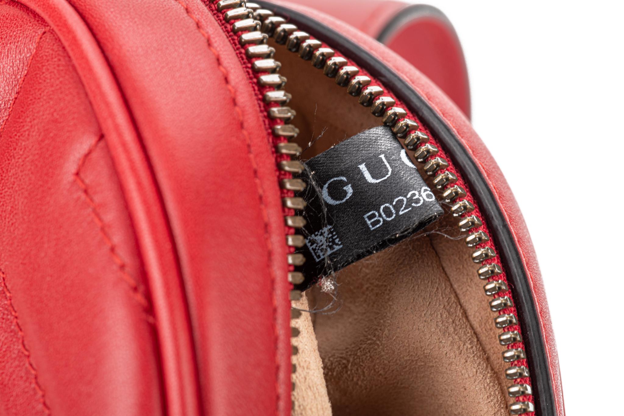 Gucci Rote Leder-Gürteltasche mit Logo und Schachtel im Angebot 9