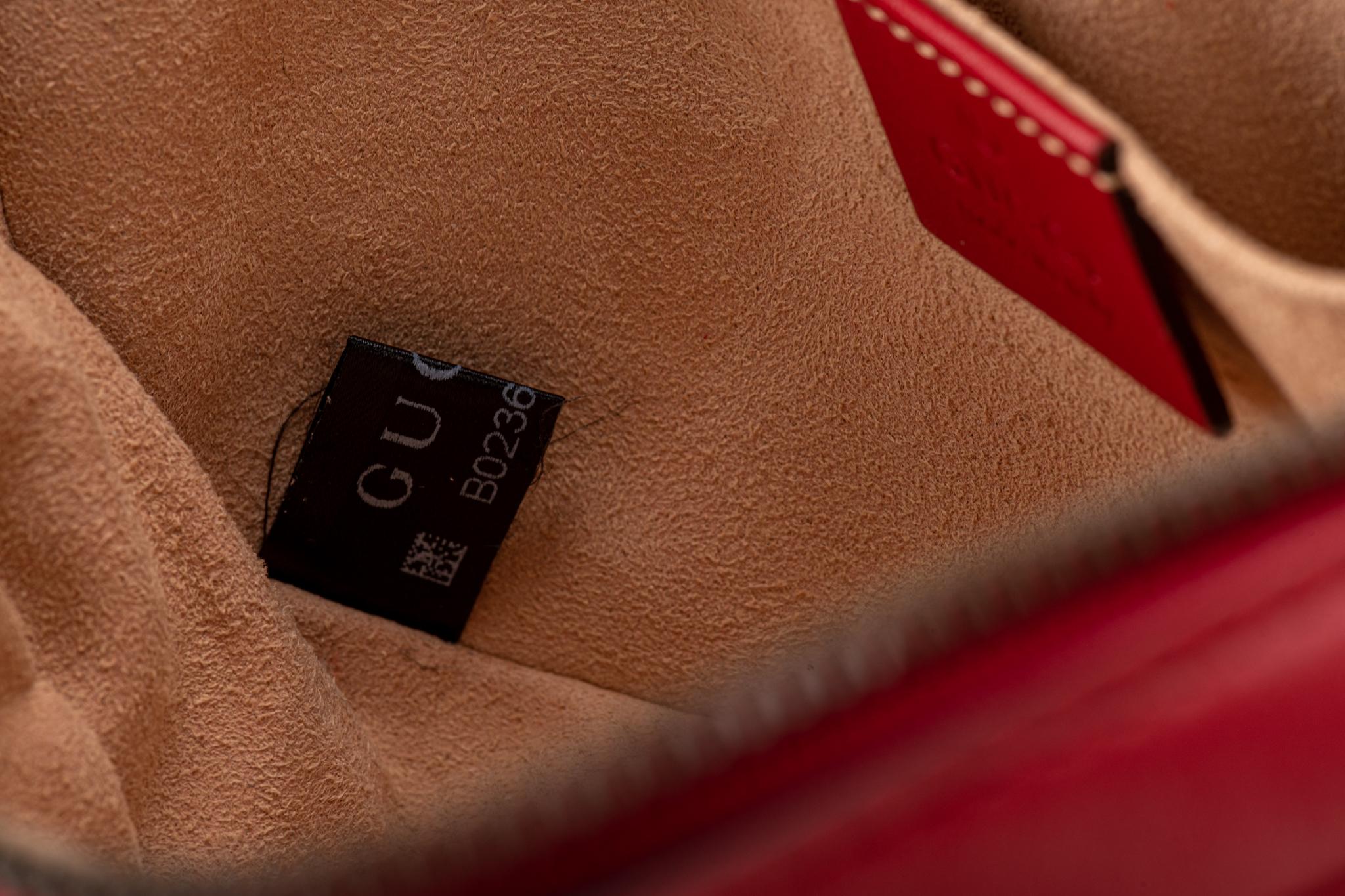 Gucci Rote Leder-Gürteltasche mit Logo und Schachtel im Angebot 12