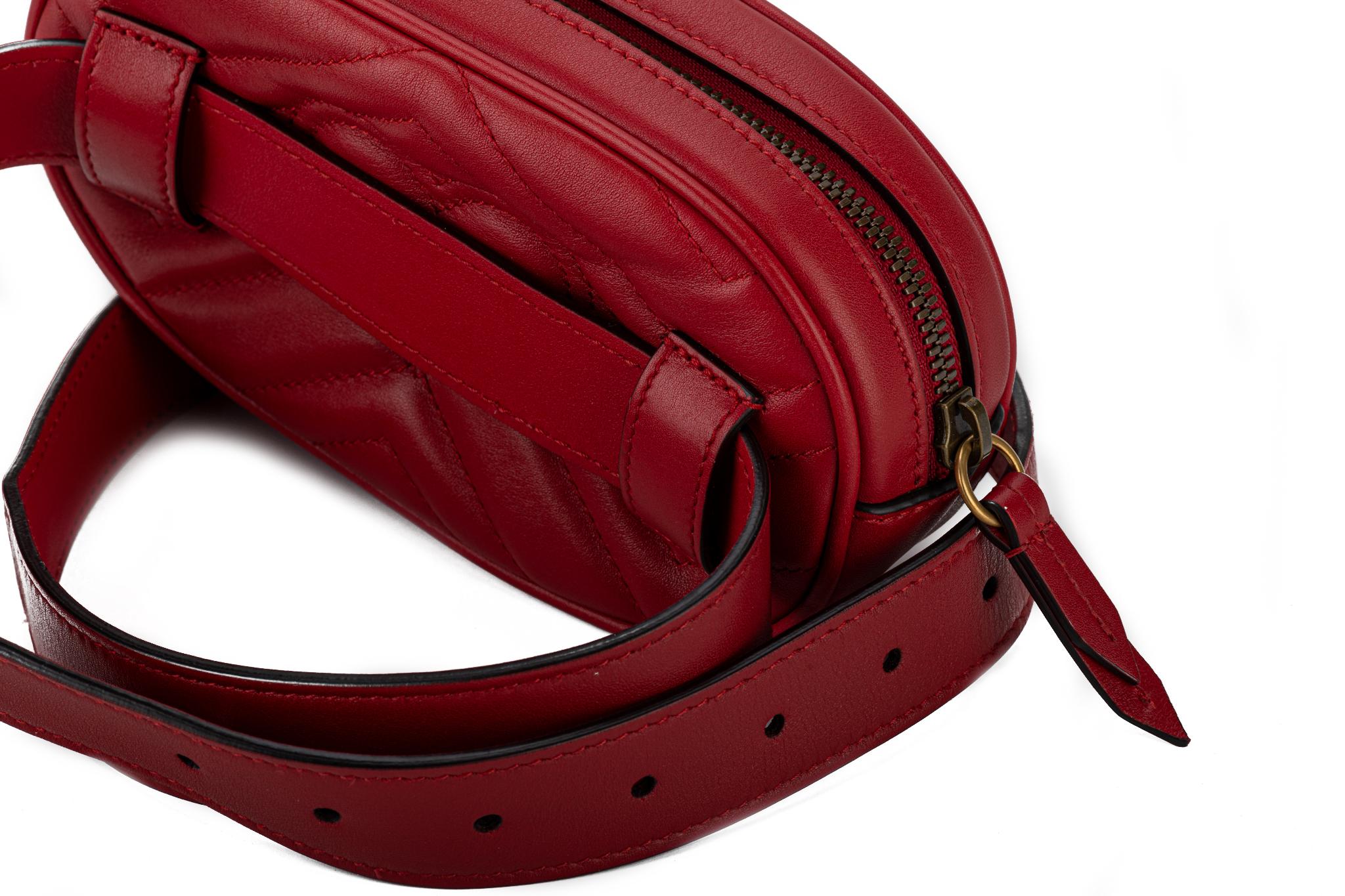 Gucci Rote Leder-Gürteltasche mit Logo und Schachtel Damen im Angebot