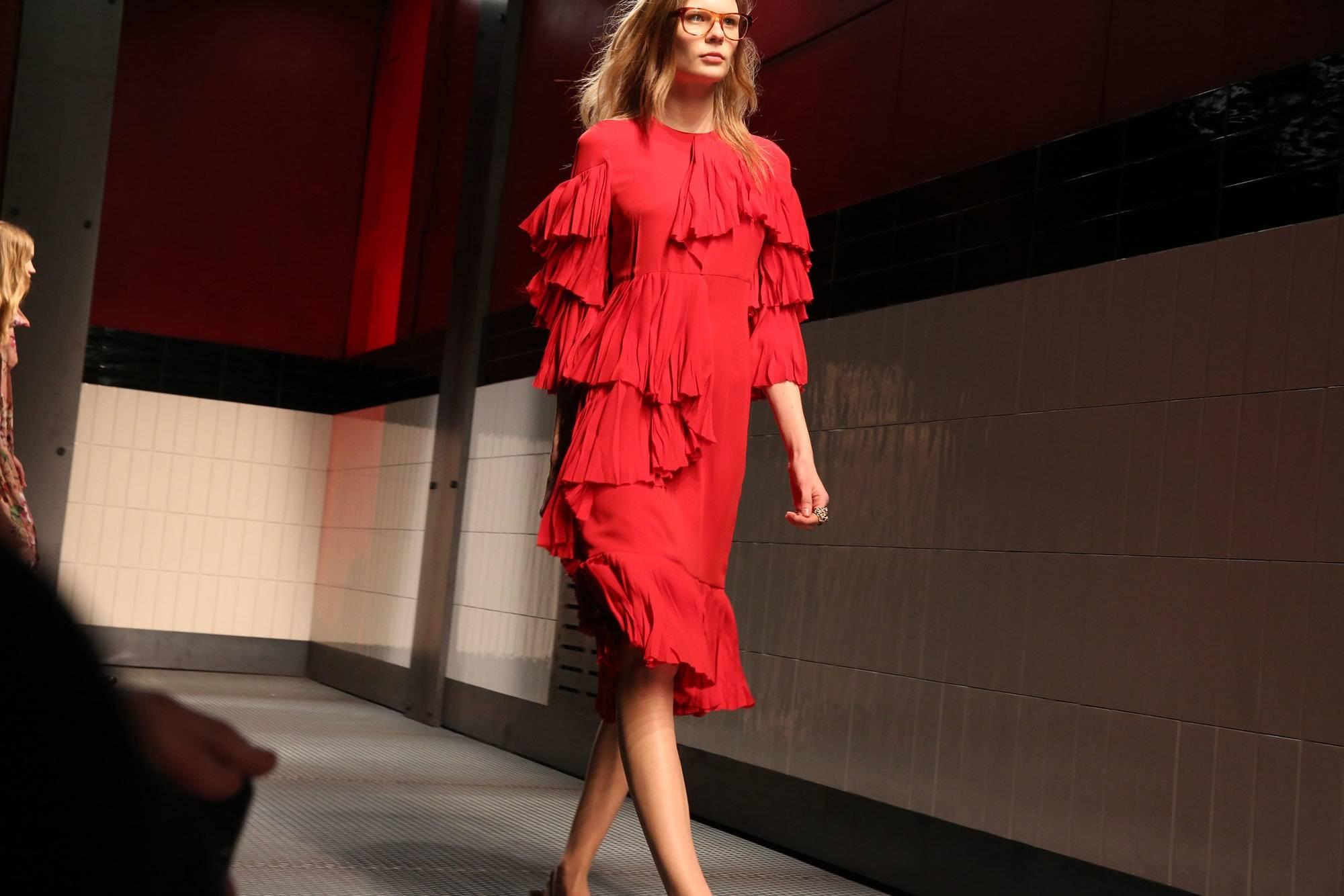 New Gucci Ruffled Silk-Georgette Hibiscus Red Dress It. 40 For Sale 1