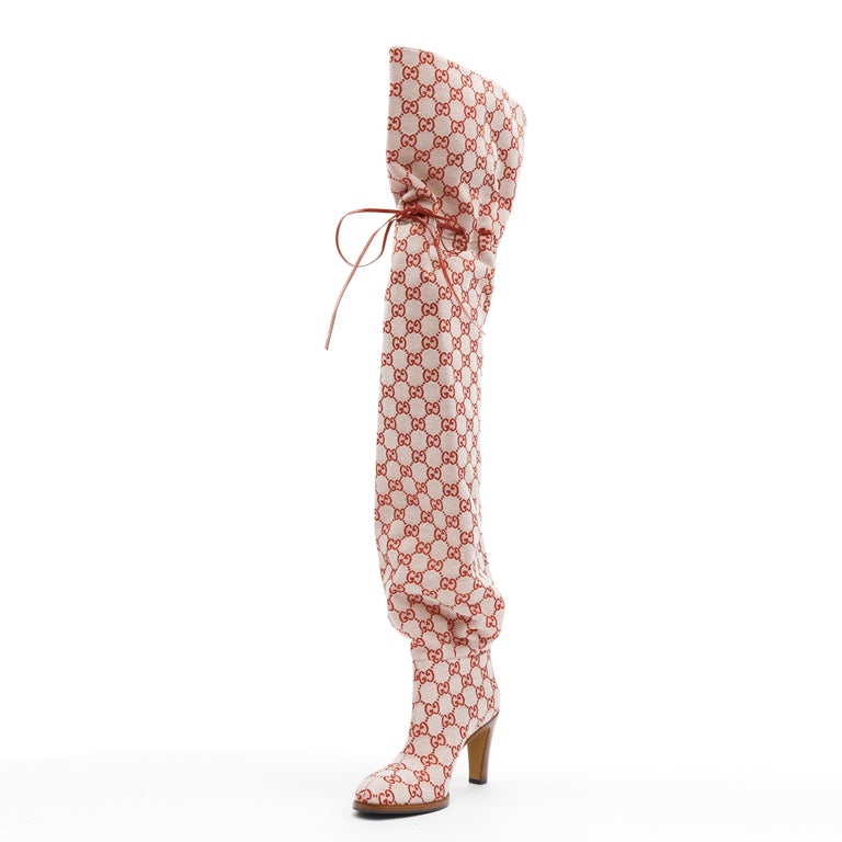 GUCCI Bottes de défilé Lisa en cuir et toile monogrammée rose avec cravate  au-dessus du genou EU37,5, neuves sur 1stDibs