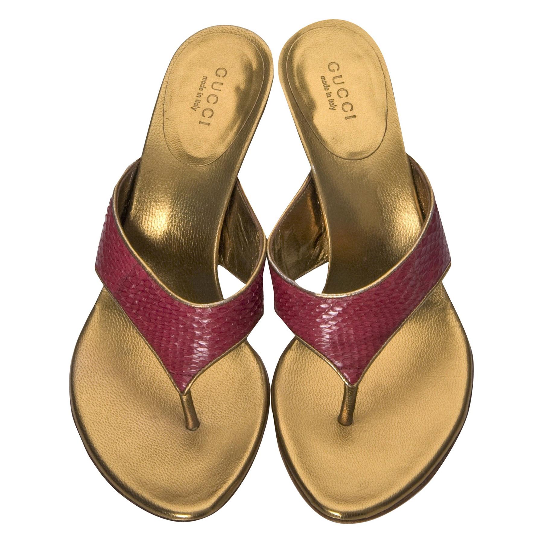 Tacchi con morsetto di Gucci
Nuovo di zecca
* Stupefacente in pelle di serpente rossa
* Tacco d'oro borchiato
* Dimensione: 6.5
* Soletta in pelle
* Punta aperta
* Tacco 3,25
* Con scatola, copertina antipolvere e punte del tallone extra
*