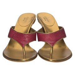 Gucci Mules de défilé à talons dorés en peau de serpent python, Taille 7.5