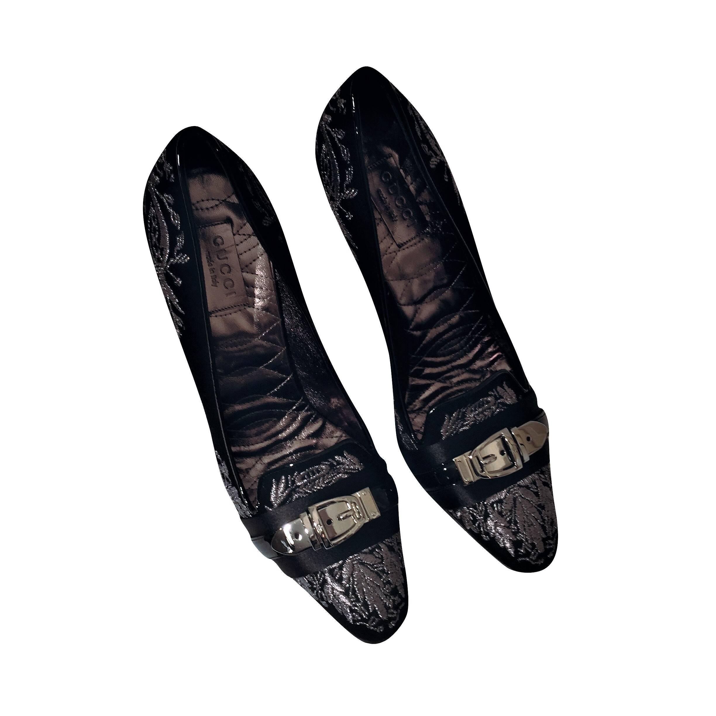 Gucci Runway Escarpins à talons en daim avec boucle en brocart, Taille 38 en vente 9