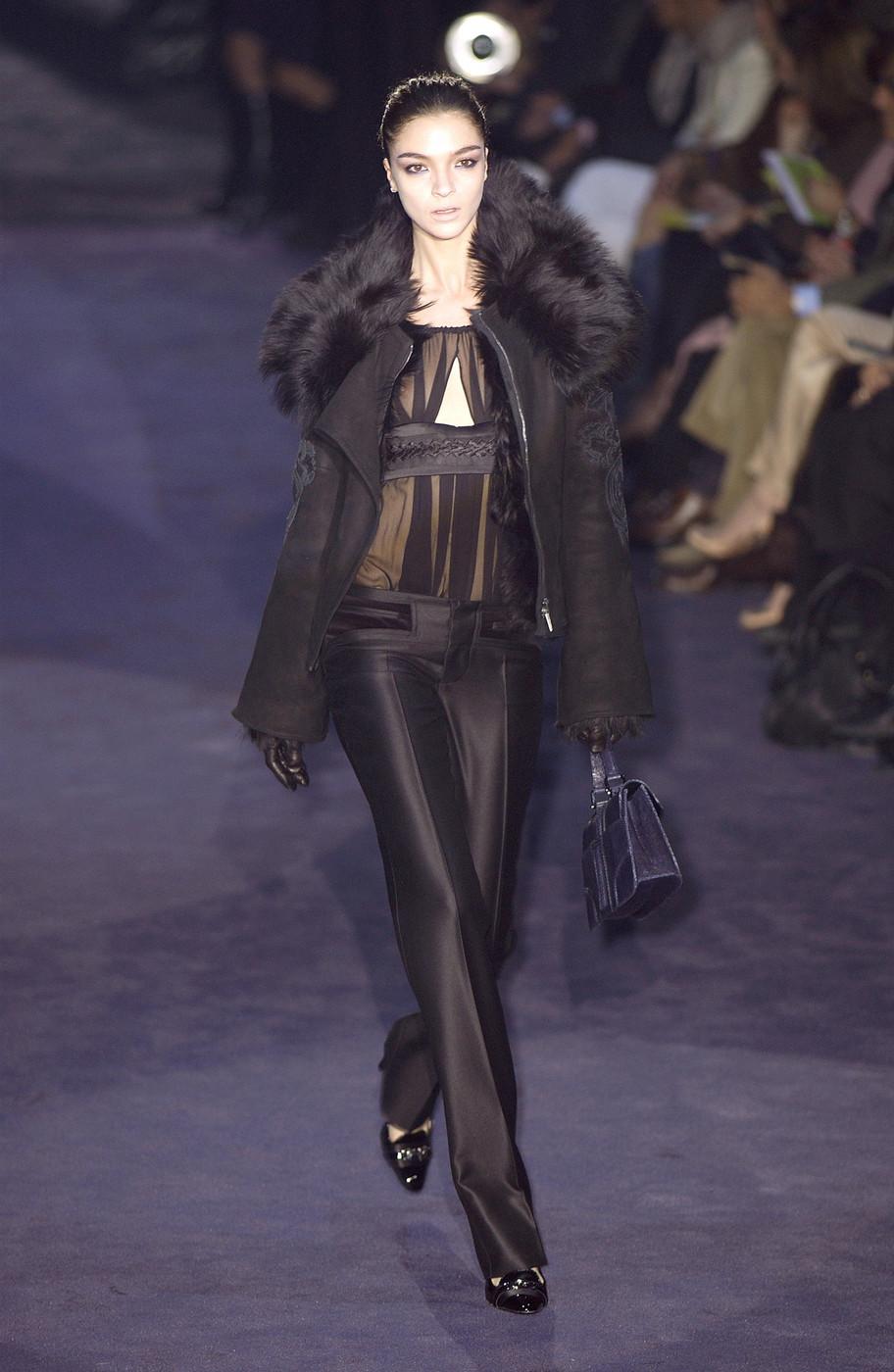 Gucci Runway Escarpins à talons en daim avec boucle en brocart, Taille 38 en vente 3