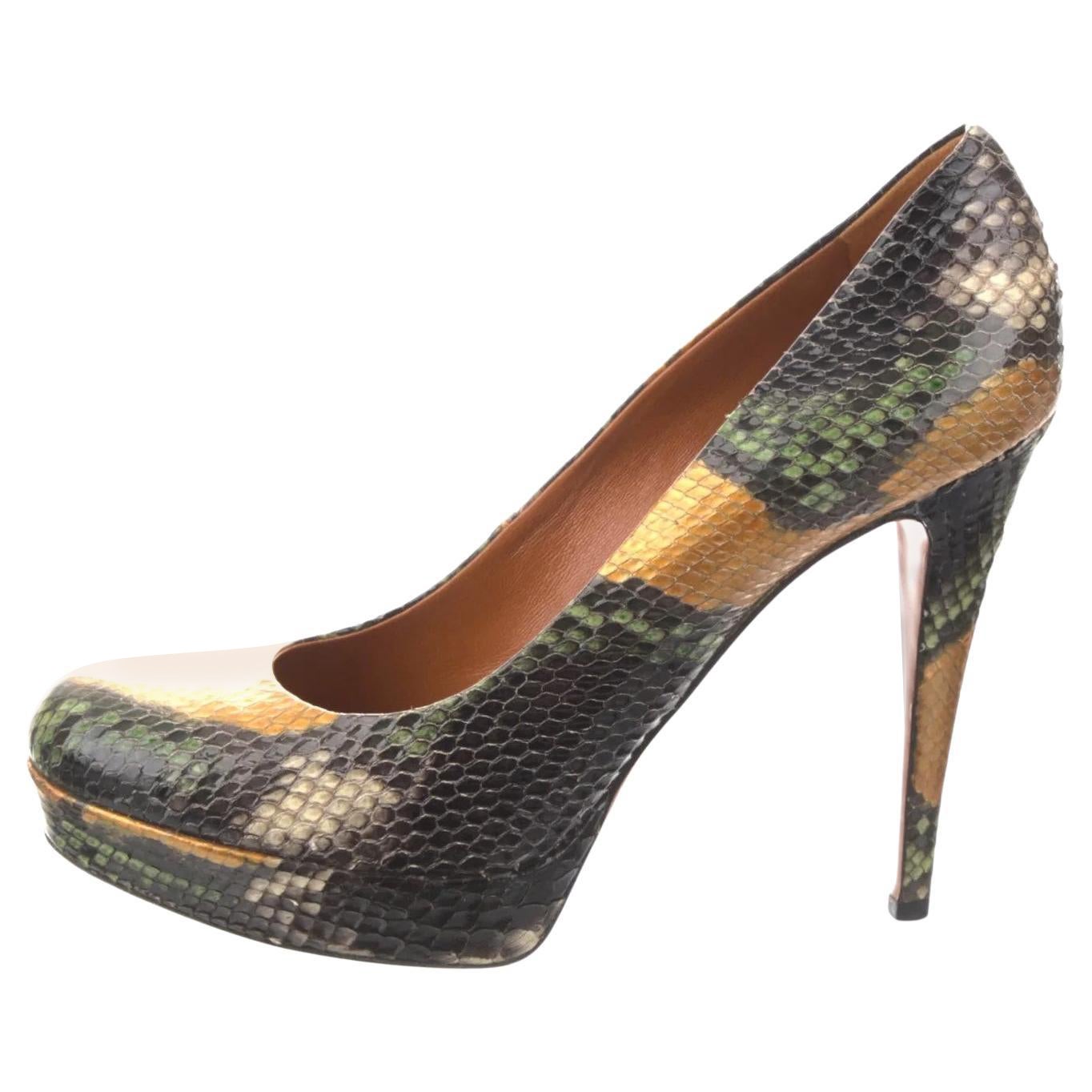 Gucci 
Nuevo
$2425
* Tacones de pitón
* Espiga 2012
* Talla: 38,5
* Verde y naranja, pitón negro de piel de serpiente en toda la superficie
Tacones: 4,75
Plataformas: 1
* Con Caja Gucci 
* Imposible encontrar nuevos