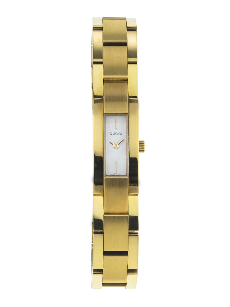 This beautiful watch by GUCCI is made of gold colored stainless steel and has got an amazing rectangular case.
Its white dial gives to entire watch elegance and brightness making it unique and distinctive by its style.
The case hosts inside a Swiss