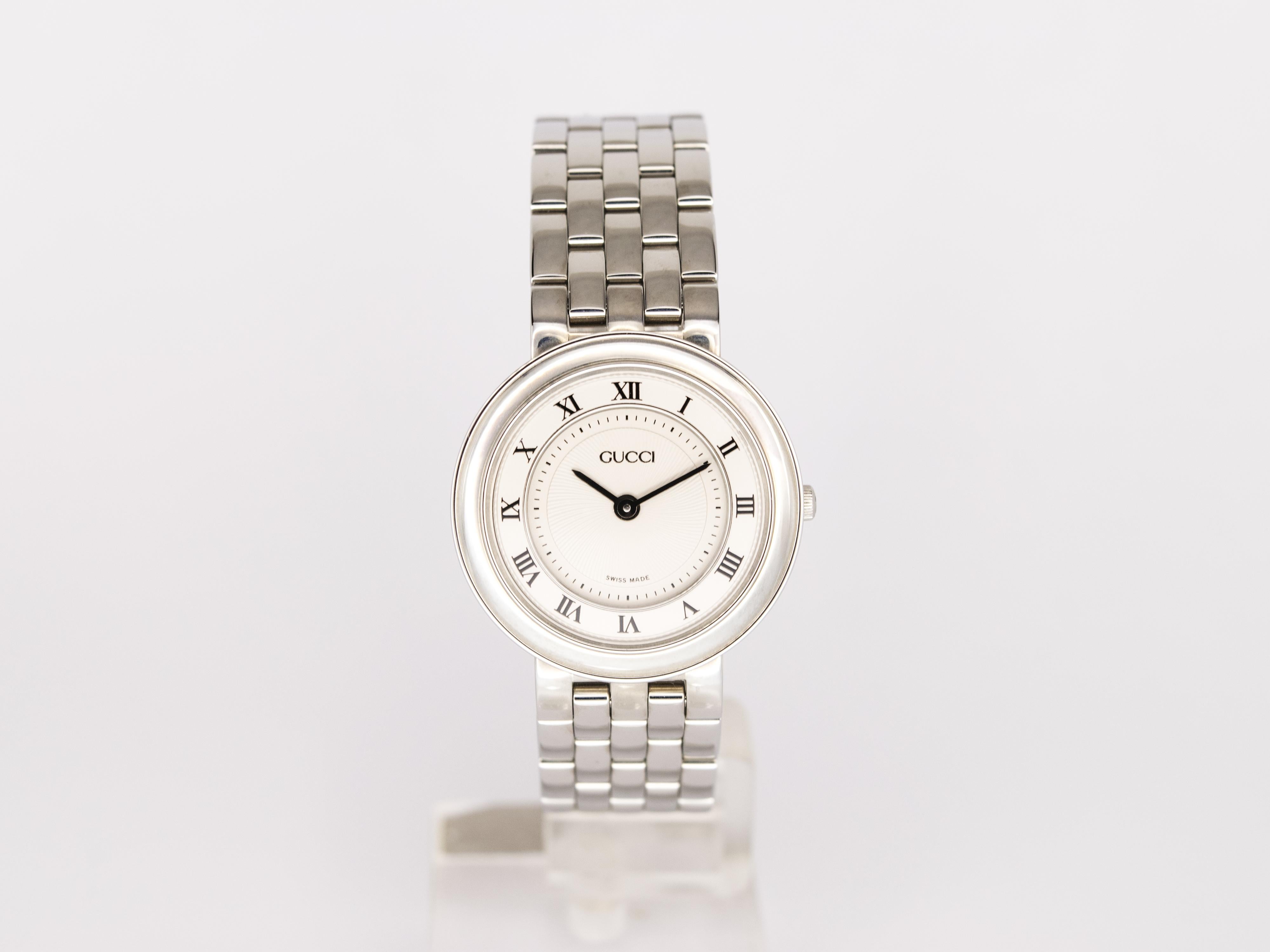 NEW Gucci  lady quartz watch Swiss Made.
The watch comes from an Italian authorized dealer with box and international warranty.
Case diameter mm 26

It fit a white bright dial with black Roman index and a wave texture at the center.

The stainless