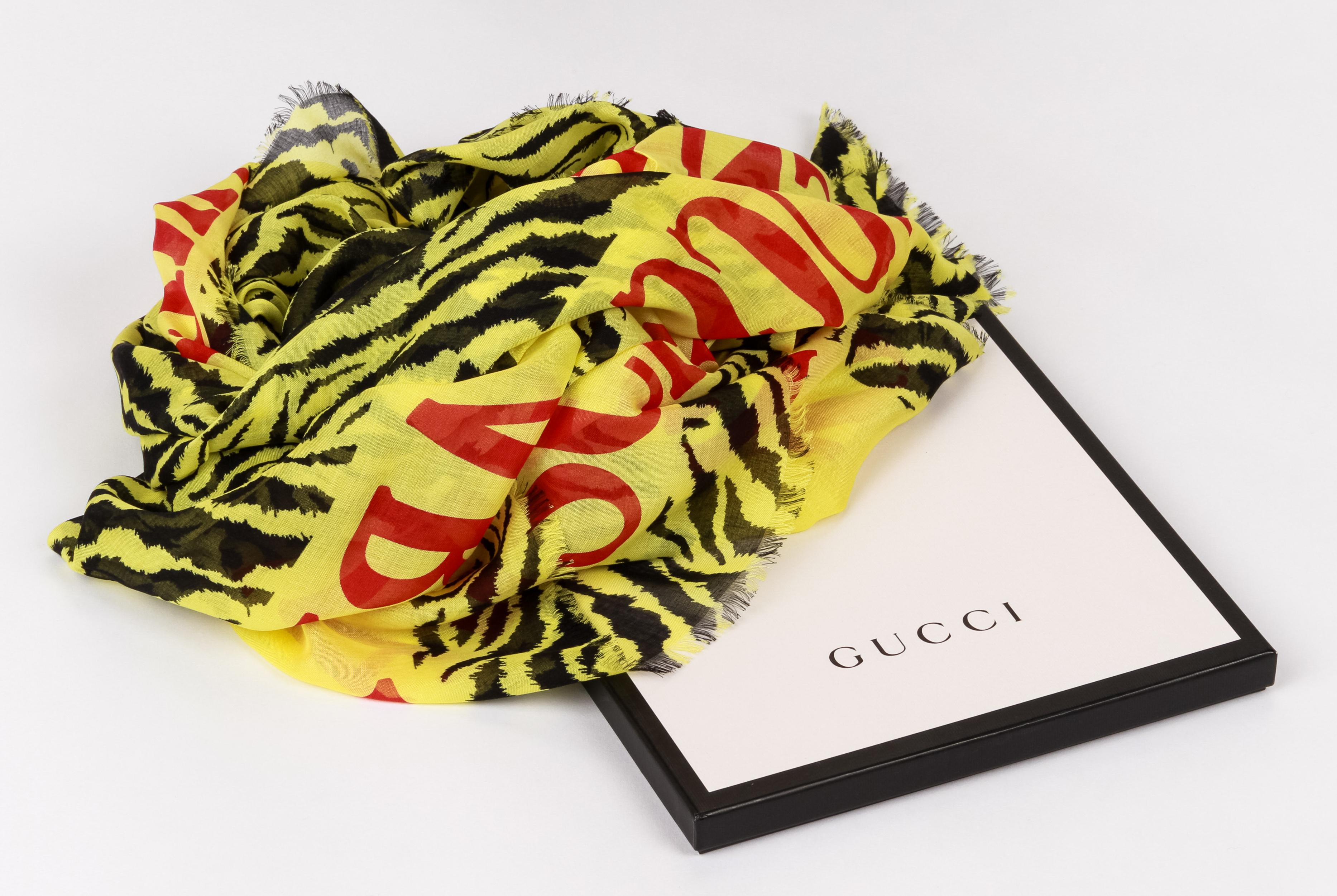 Nuovo scialle giallo con stampa tigre di Gucci da 52 pollici In condizioni Nuovo in vendita a West Hollywood, CA