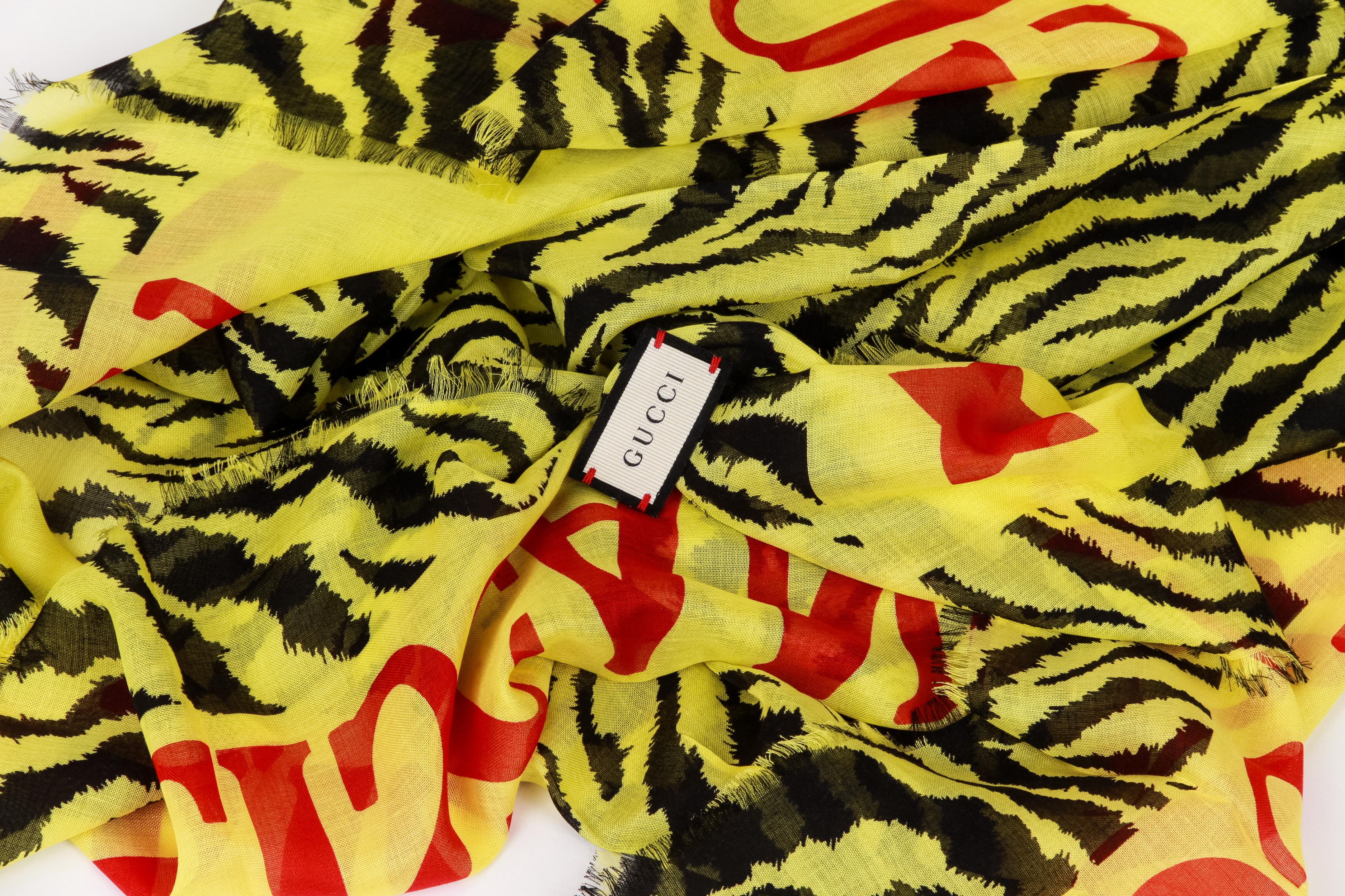 Donna Nuovo scialle giallo con stampa tigre di Gucci da 52 pollici in vendita