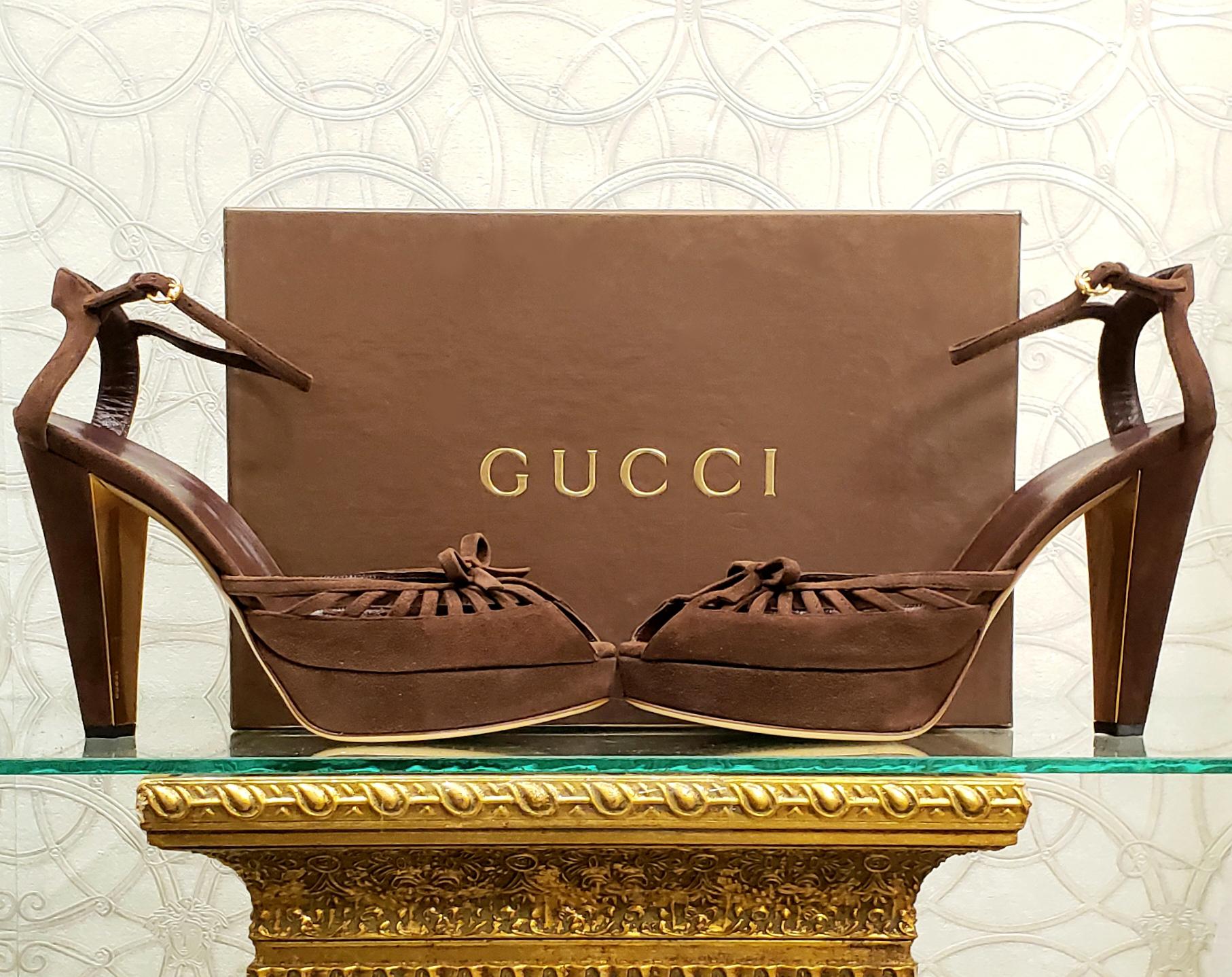  GUCCI SHOES



When creating the perfect outfit, always start off on the right foot with a pair of gorgeous Gucci platform sandals.  

• Suede upper 
• Rounded point peep toe
Color: Brown
• Brown adjustable front ankle strap
• Smooth leather lining