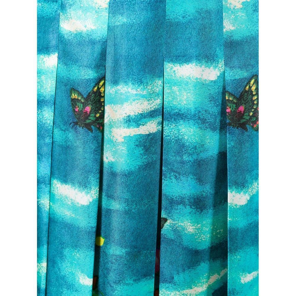 A classic Gucci cut used season after season this pleated, silk midi skirt has been printed with a glorious, garden print.
Cut to sit high on the waist, it fastens with a side zip, while the distinctive pleated design works harmoniously with the