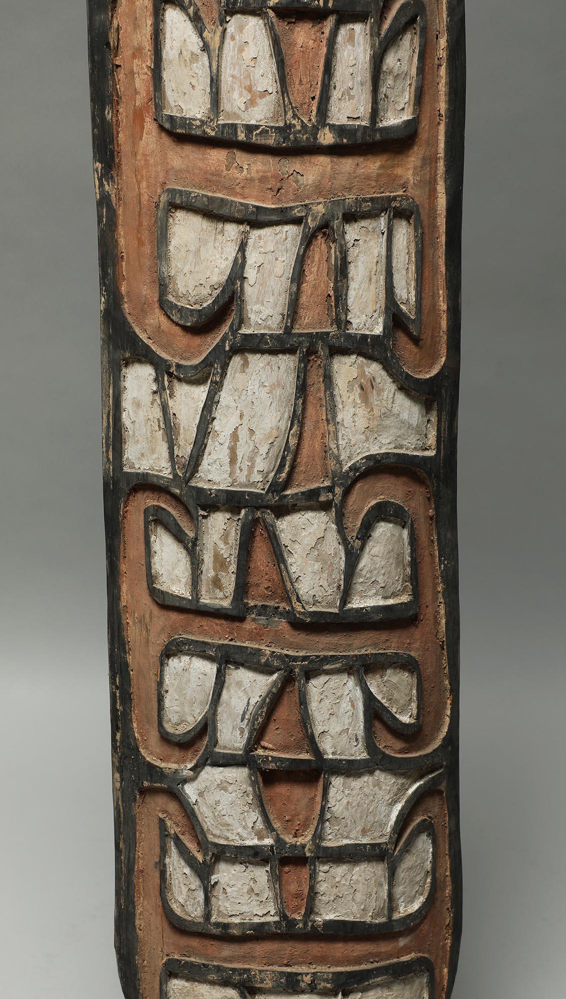 Große Asmat-Servierplatte aus Neuguinea mit Ancestor-Kopf auf der Oberseite (Stammeskunst) im Angebot
