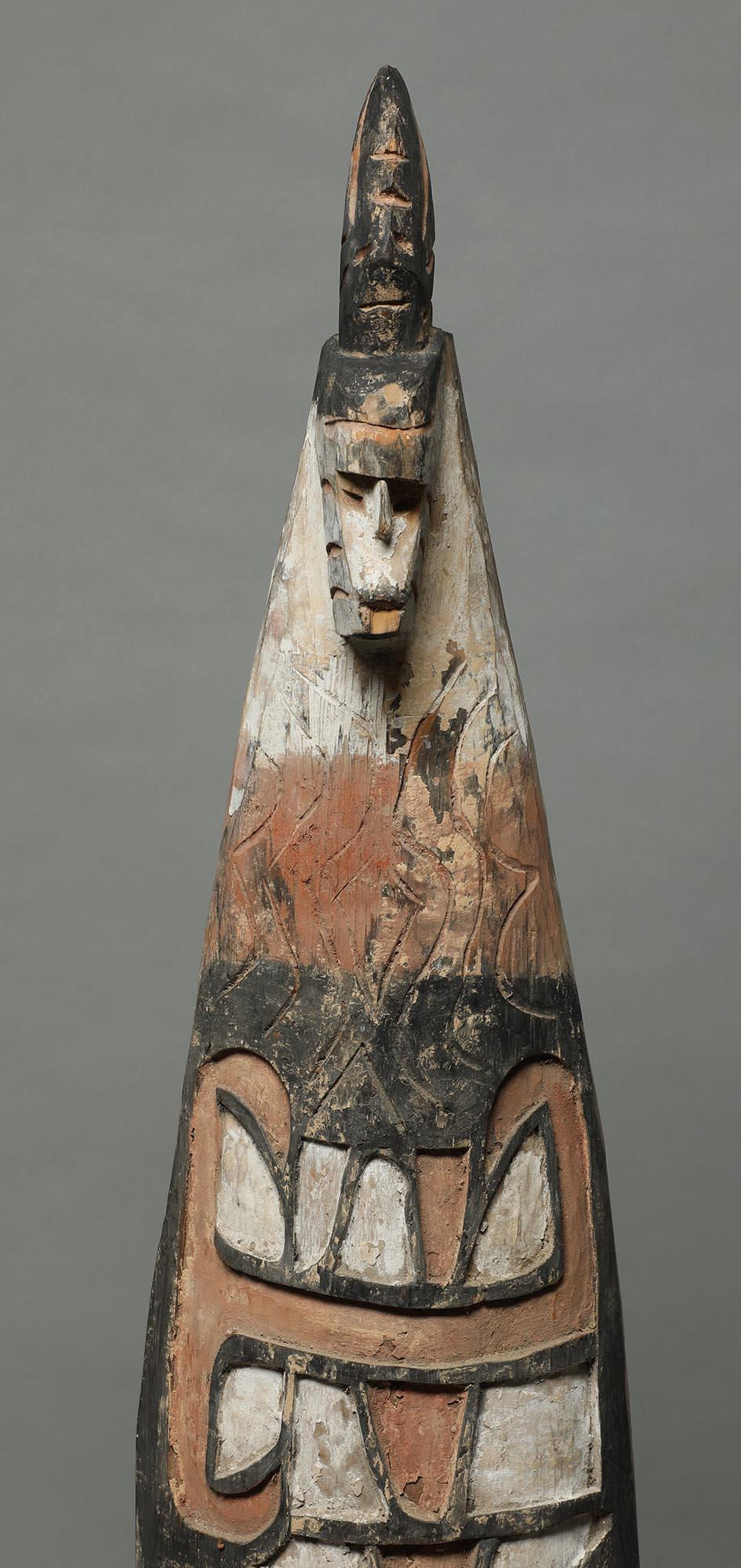 Große Asmat-Servierplatte aus Neuguinea mit Ancestor-Kopf auf der Oberseite (20. Jahrhundert) im Angebot