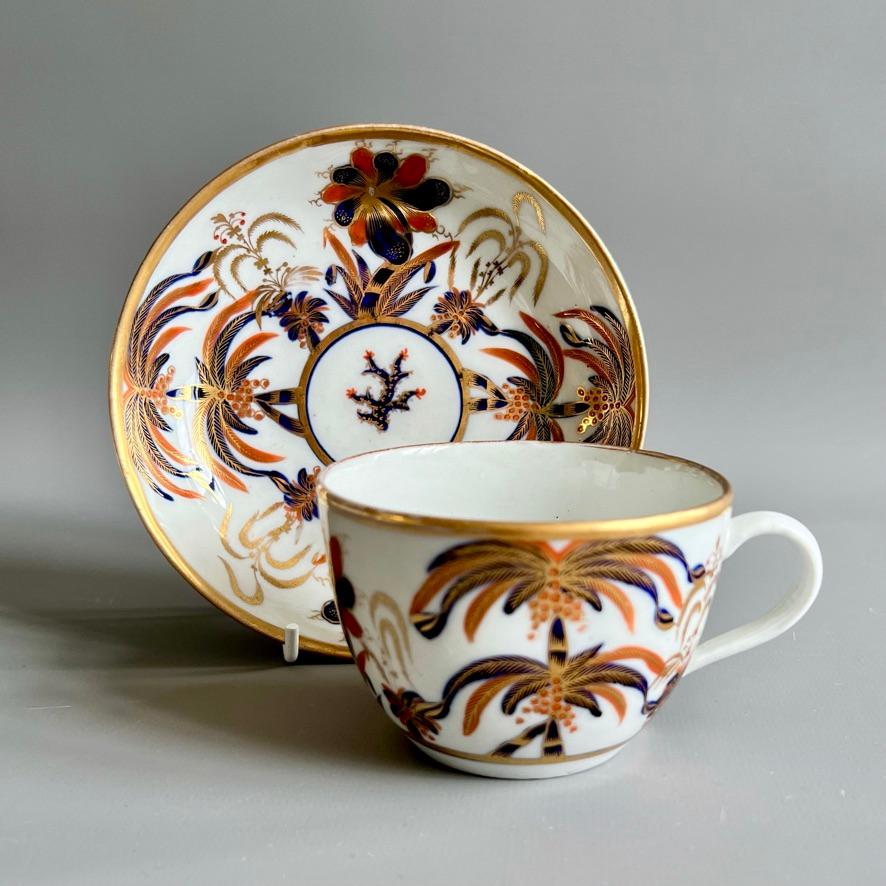 Il s'agit d'une belle tasse à thé et d'une soucoupe fabriquées par New Hall vers 1810. L'ensemble est décoré du très recherché mais rare motif de palmier avec le numéro 484.

Nous disposons également d'un service à thé complet dans ce motif, voir la