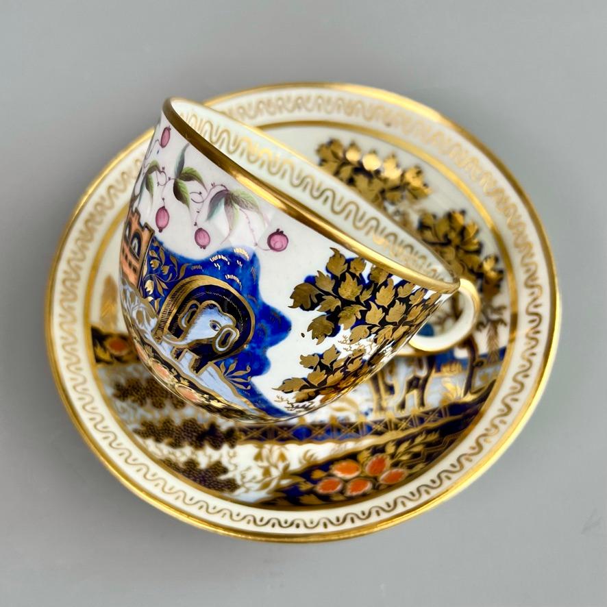 Peint à la main New Hall Trio de tasses à thé en pâte dure hybride, motif d'éléphant, Régence vers 1810 en vente