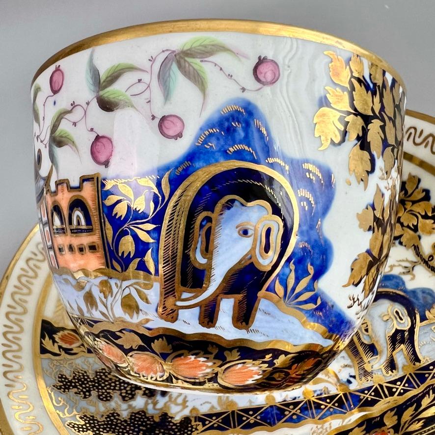 Porcelaine New Hall Trio de tasses à thé en pâte dure hybride, motif d'éléphant, Régence vers 1810 en vente