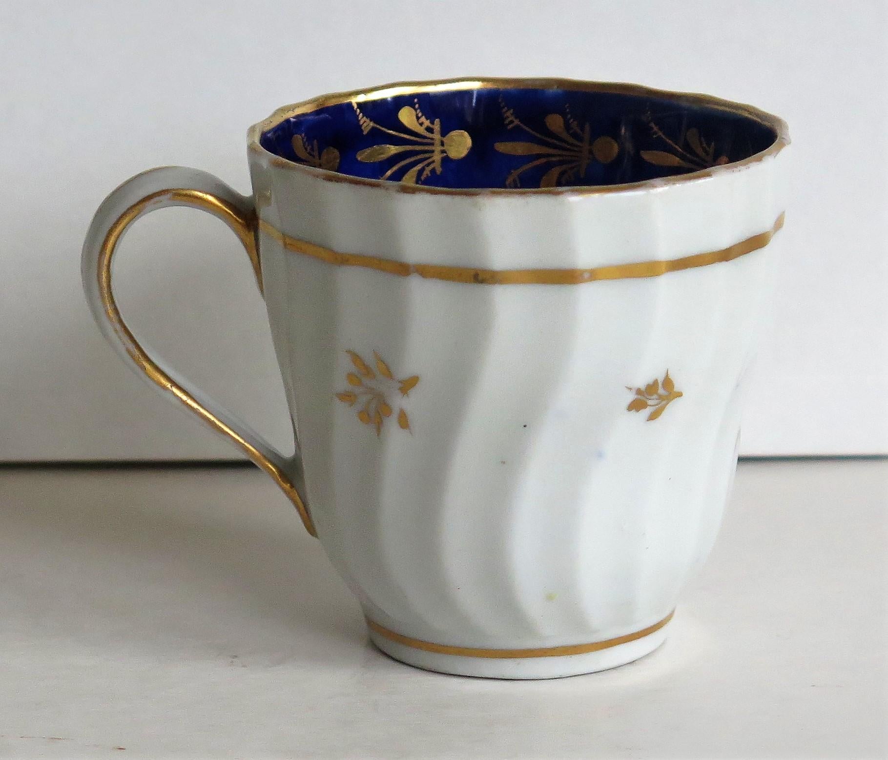 New Hall Porcelain Coffee Cup Shanked and Fluted Body Hand-Painted, circa 1795 In Good Condition In Lincoln, Lincolnshire
