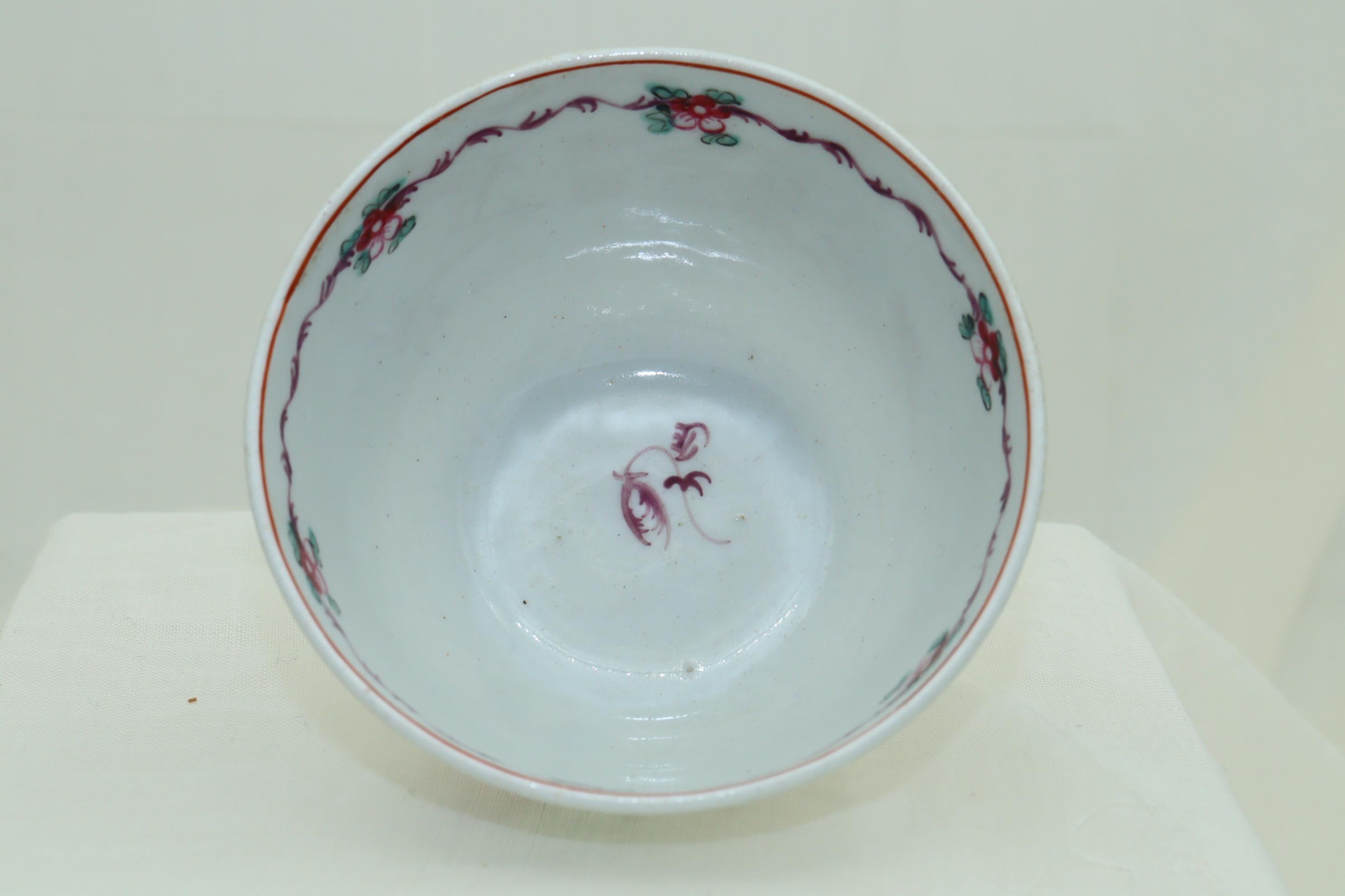 Hand-Painted New Hall porcelain tea bowl c 1790 For Sale