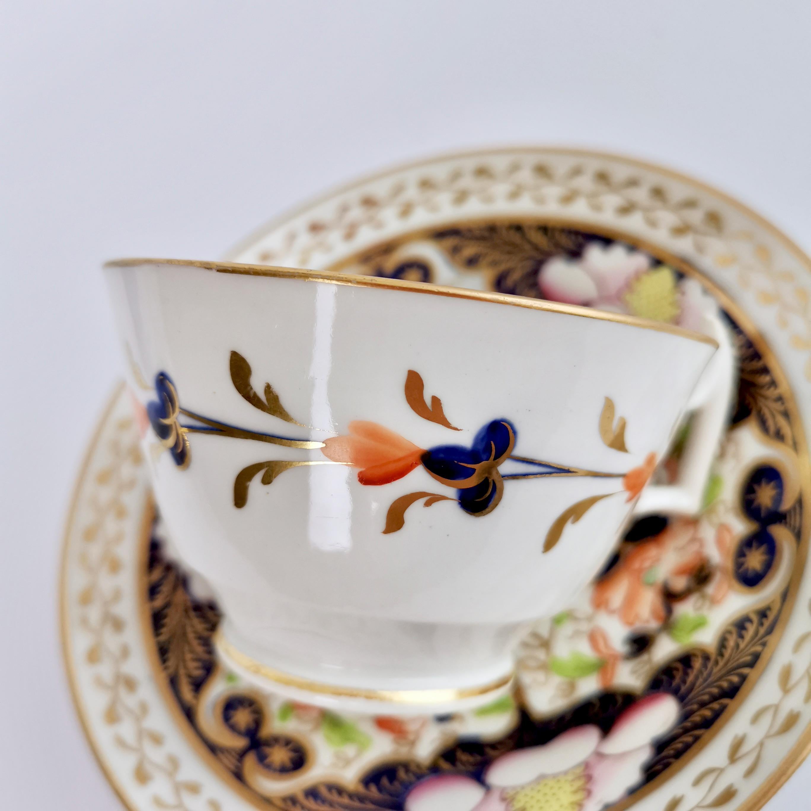 New Hall Porcelain Teacup, Imari Pattern with Pink, Regency, ca 1816 In Good Condition In London, GB