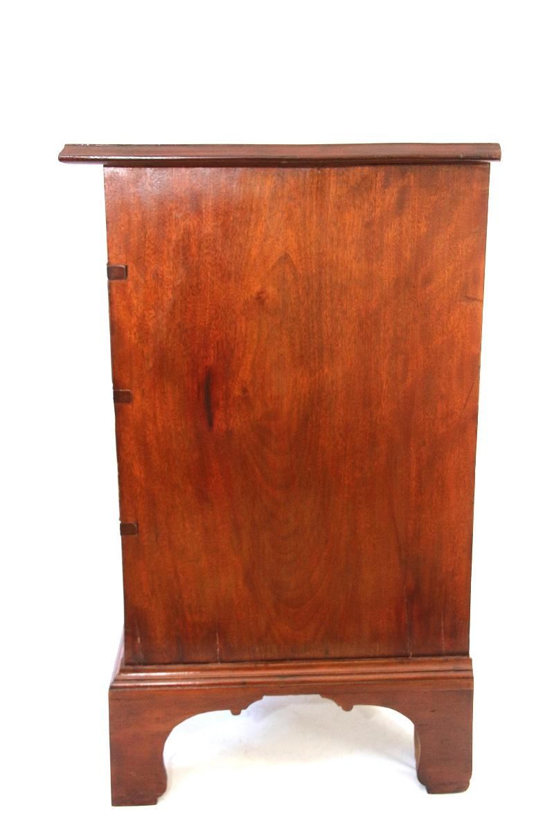 New Hampshire Chippendale Birch Chest of Drawers In Excellent Condition For Sale In Woodbury, CT