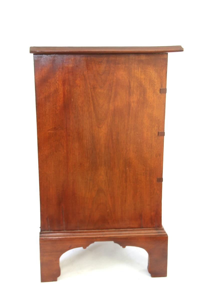 New Hampshire Chippendale Birch Chest of Drawers For Sale 1