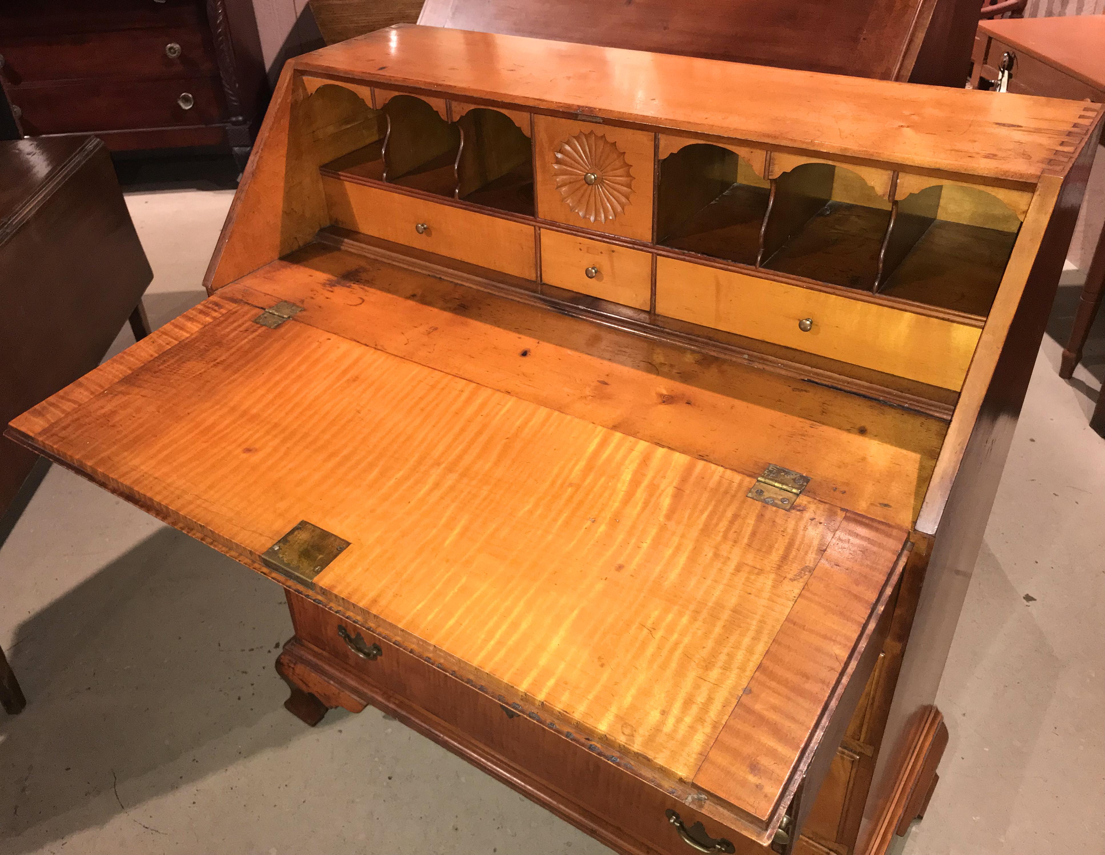 New Hampshire Chippendale Tiger Maple Slant Front Desk, circa 1790 In Good Condition In Milford, NH