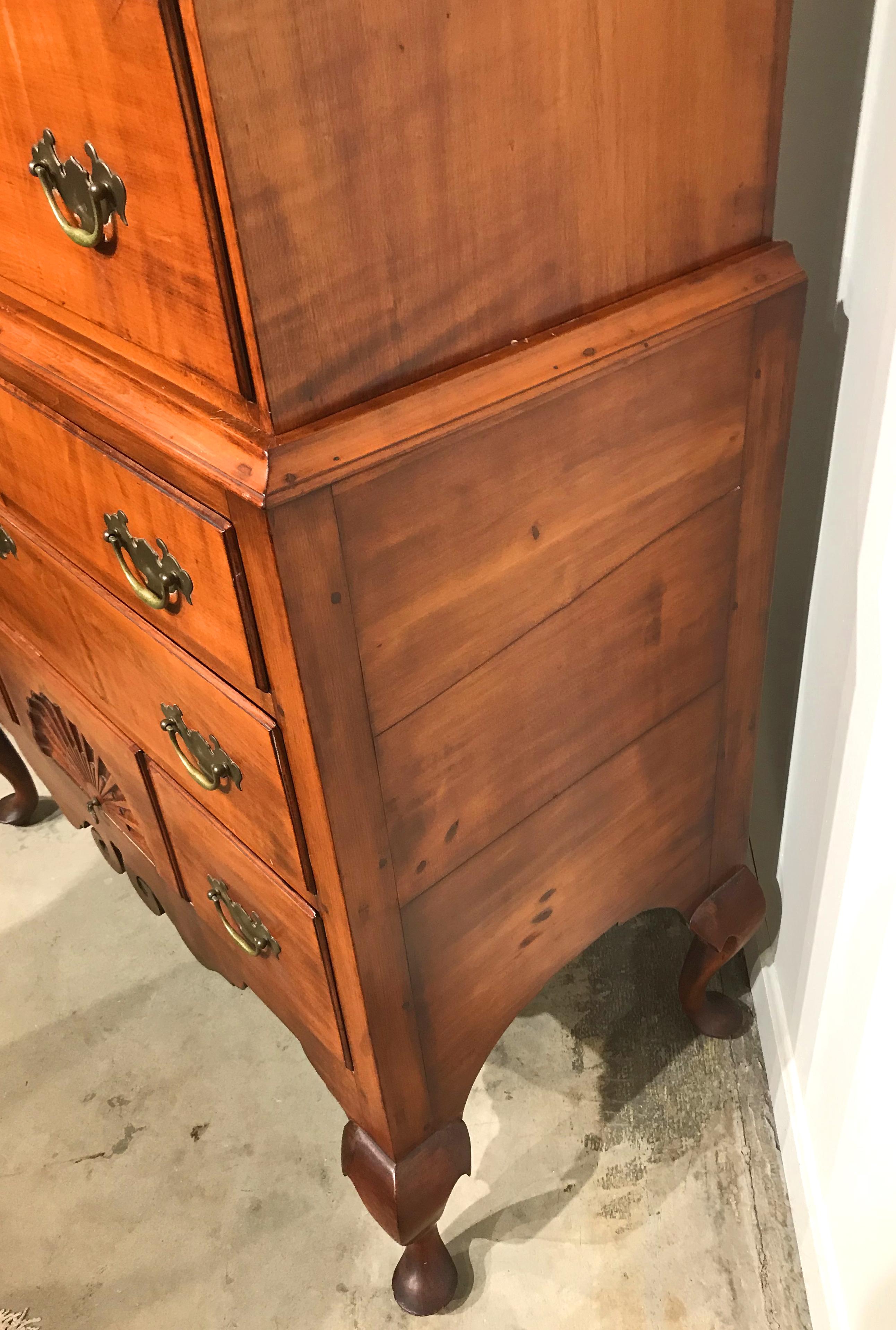 New Hampshire Dunlap School Tiger Maple Chest on Chest or Highboy, circa 1780 In Good Condition In Milford, NH