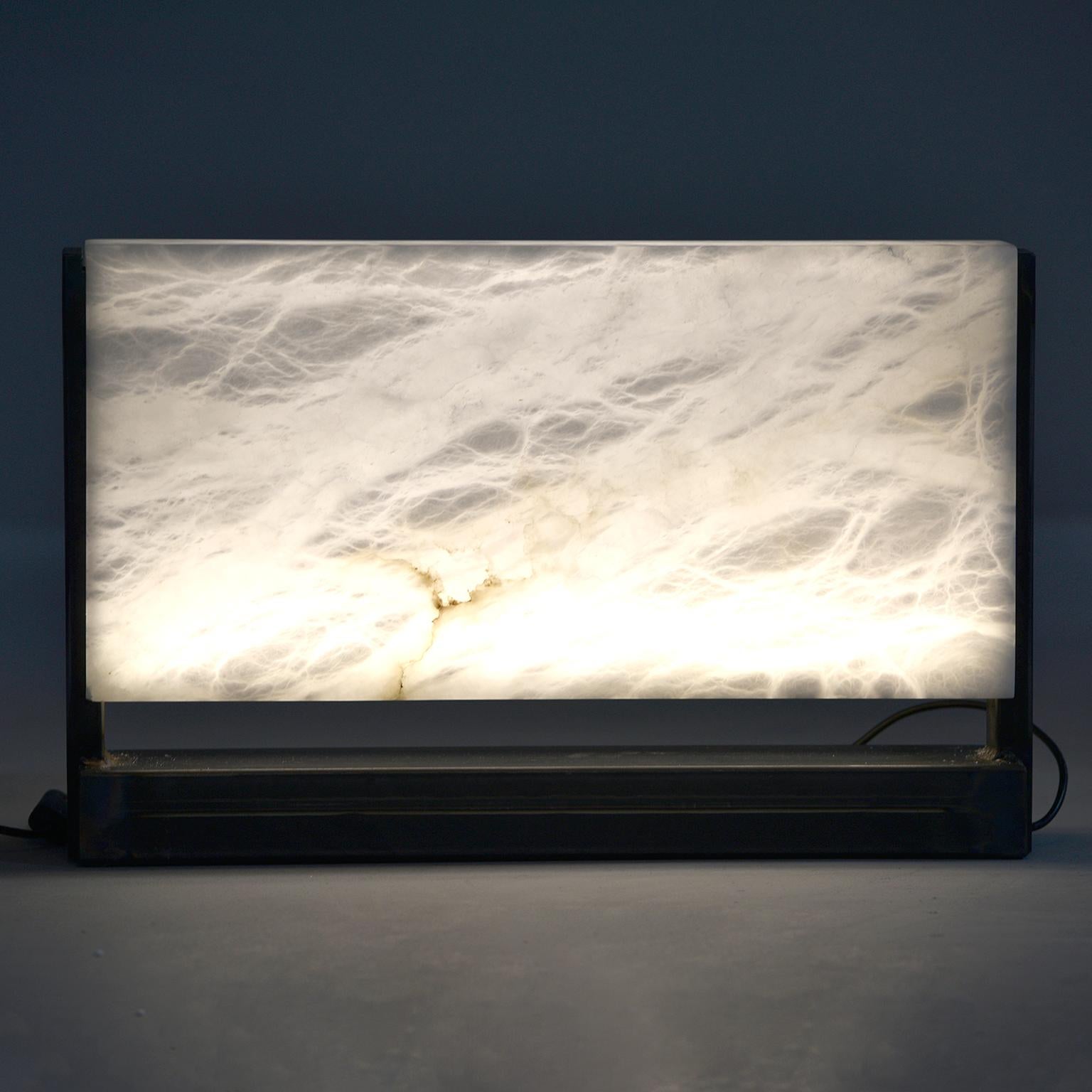 Rechteckige, handgeschnitzte italienische LED-Tischlampe aus Alabaster im Zustand „Neu“ im Angebot in Troy, MI