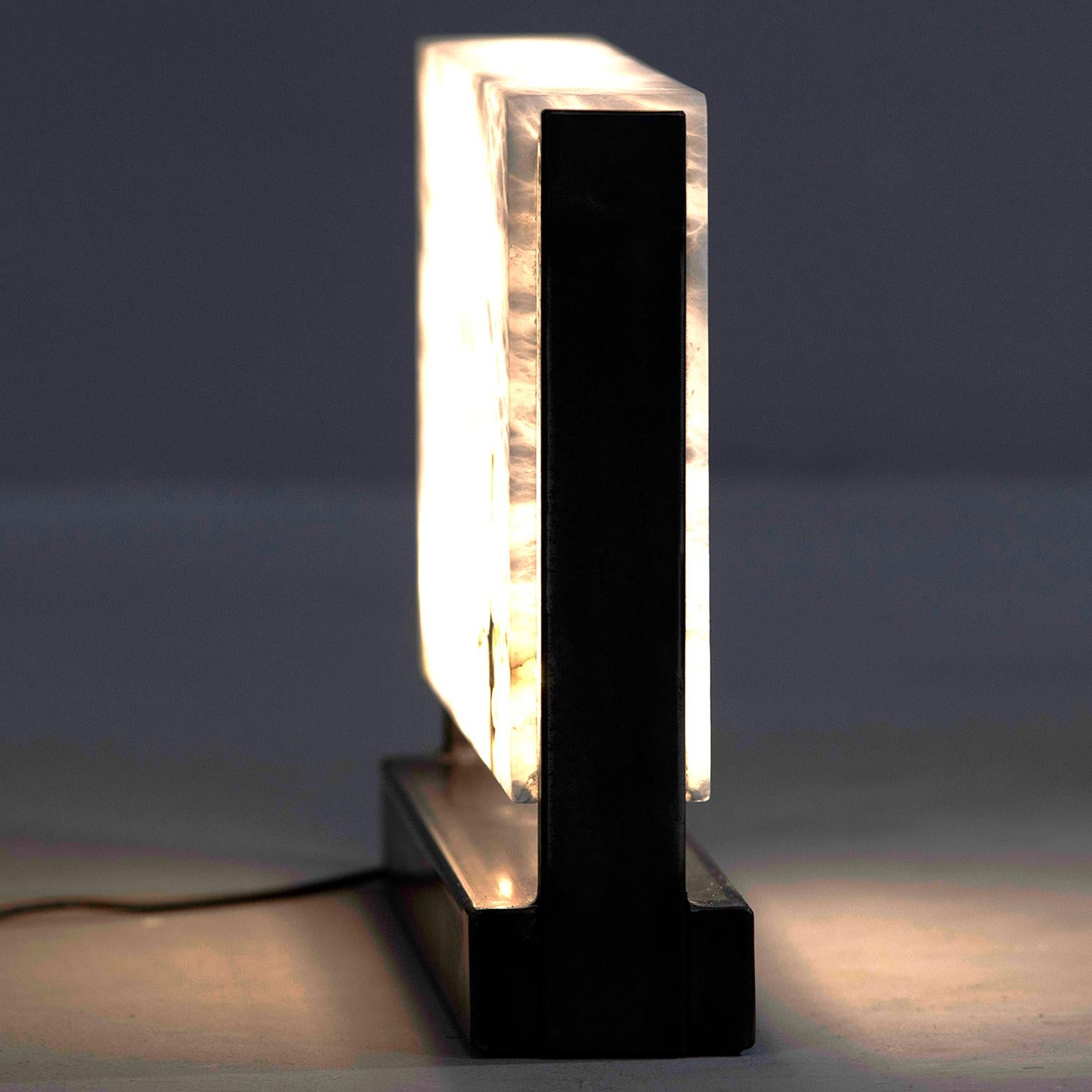 Rechteckige, handgeschnitzte italienische LED-Tischlampe aus Alabaster (21. Jahrhundert und zeitgenössisch) im Angebot