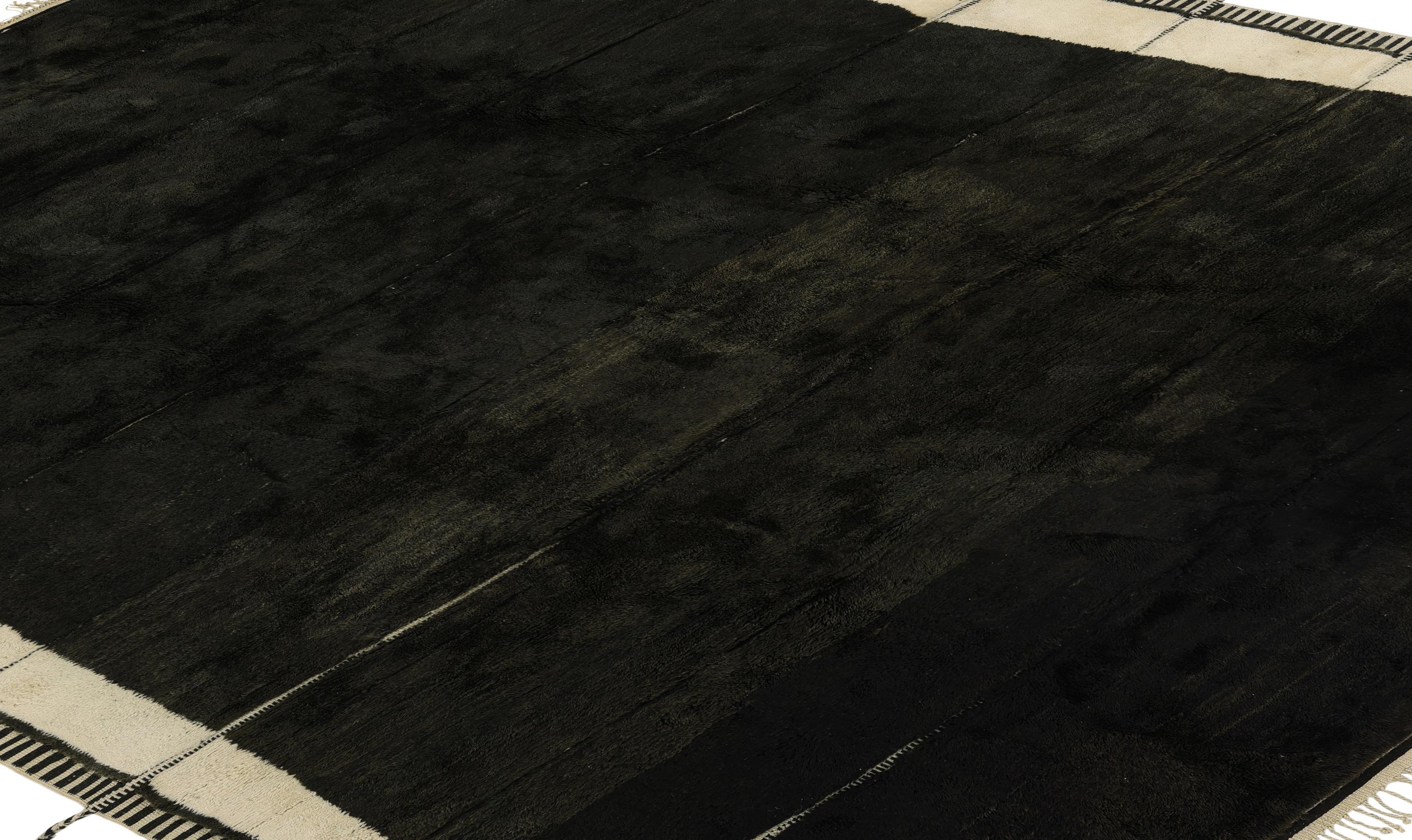 Organique New Hand-Knotted Black Moroccan Rug with Cream Edges - Modern Berber Design (nouveau tapis marocain noué à la main avec des bords crème) en vente