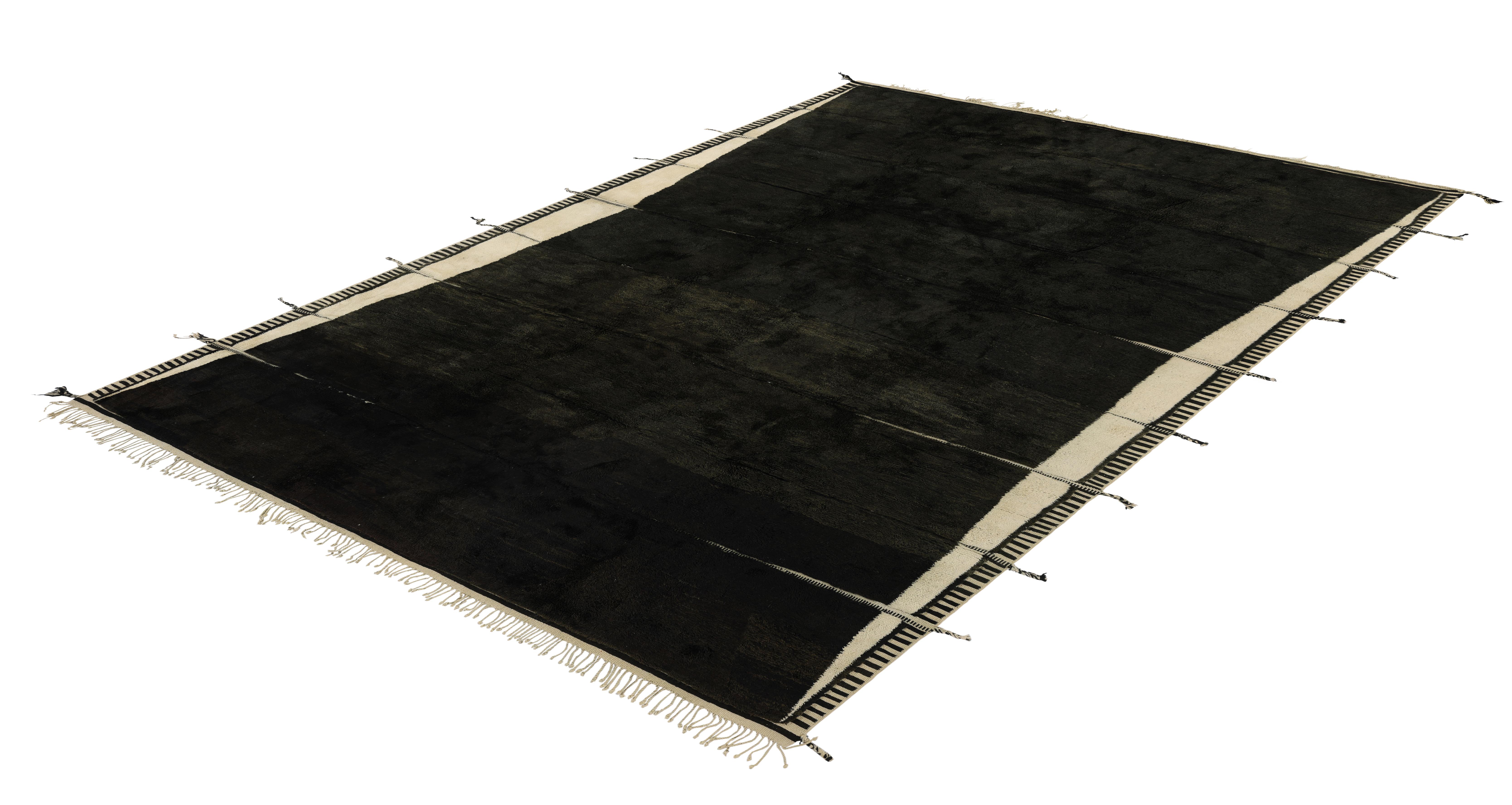 Marocain New Hand-Knotted Black Moroccan Rug with Cream Edges - Modern Berber Design (nouveau tapis marocain noué à la main avec des bords crème) en vente