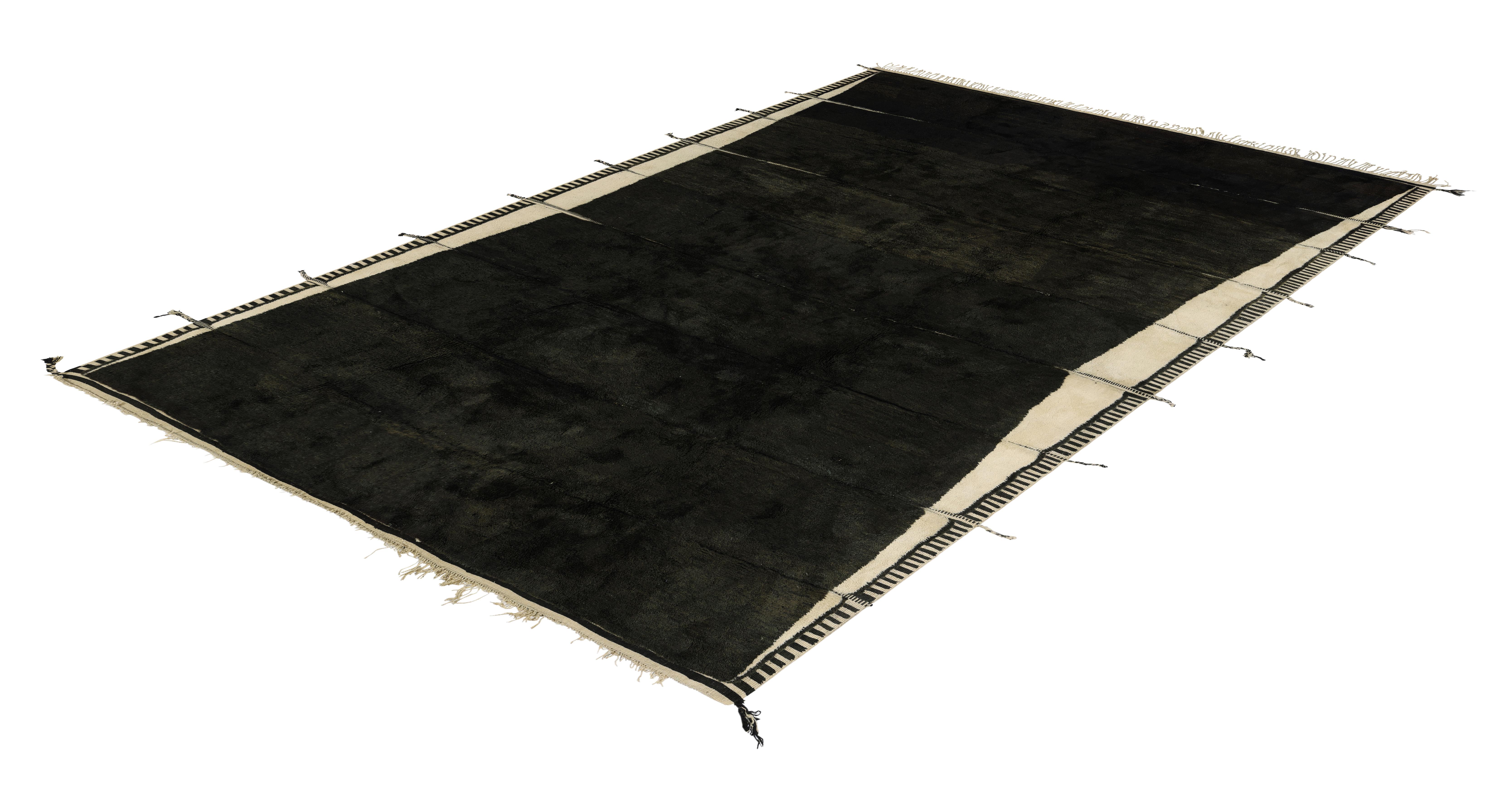 Noué à la main New Hand-Knotted Black Moroccan Rug with Cream Edges - Modern Berber Design (nouveau tapis marocain noué à la main avec des bords crème) en vente