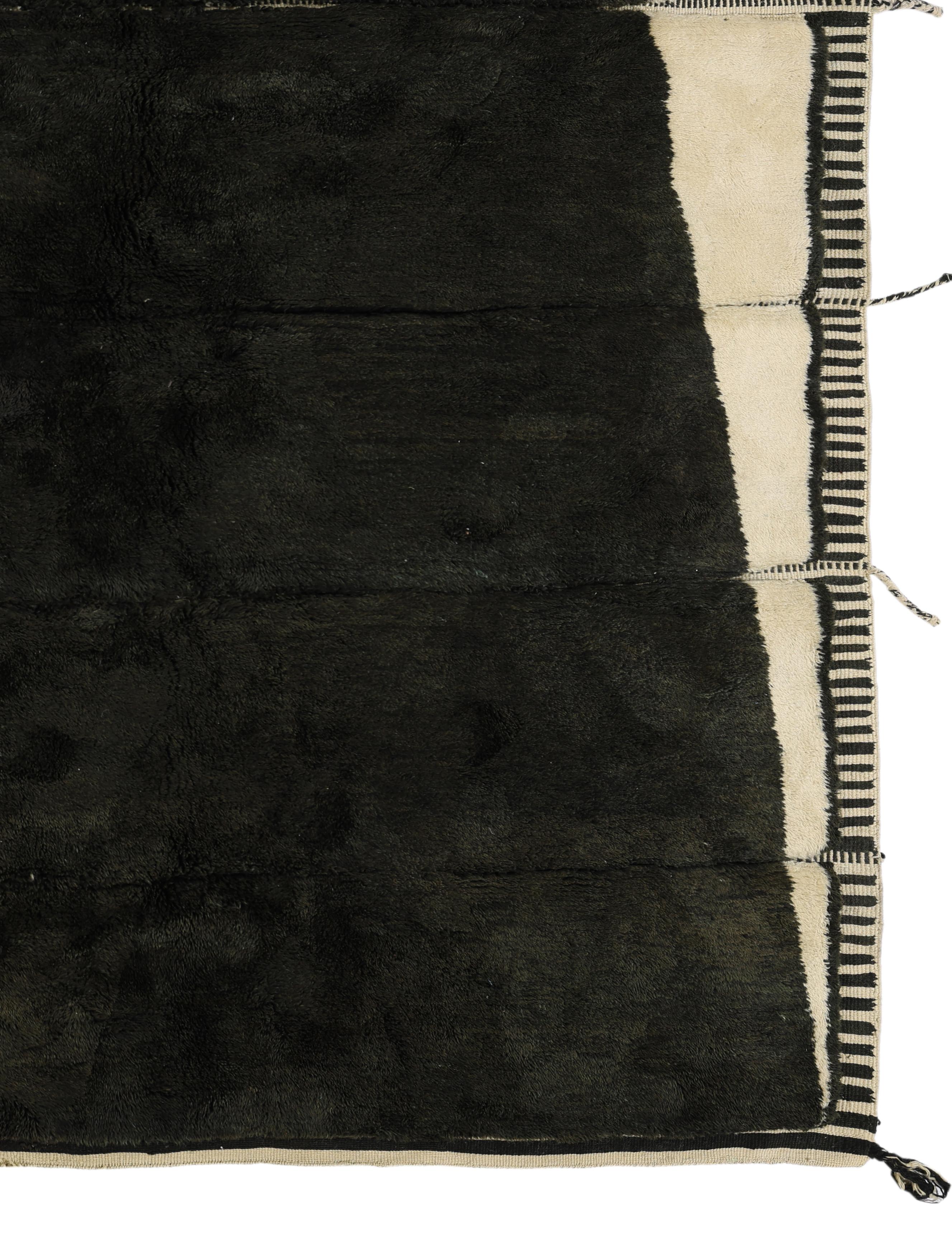 XXIe siècle et contemporain New Hand-Knotted Black Moroccan Rug with Cream Edges - Modern Berber Design (nouveau tapis marocain noué à la main avec des bords crème) en vente