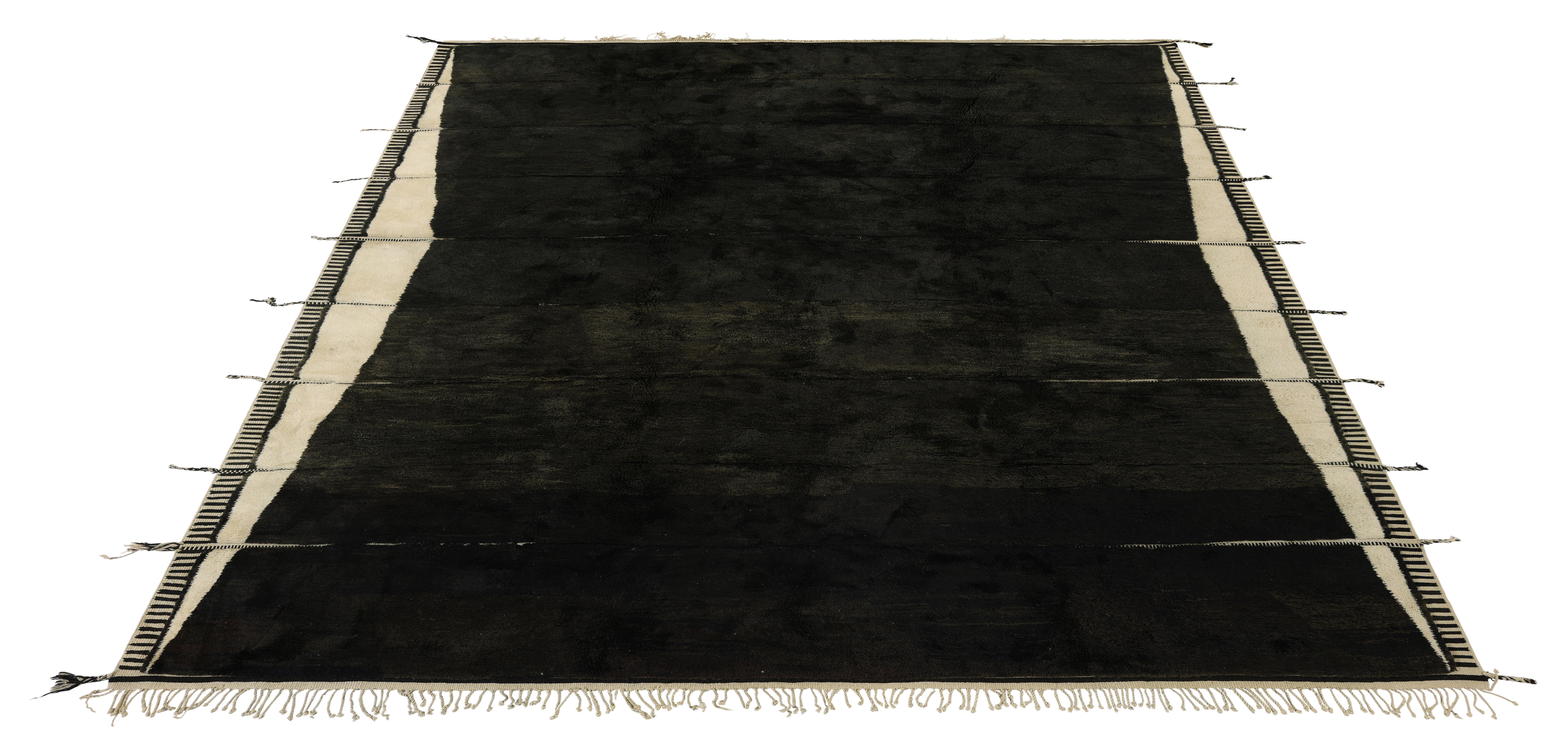 Laine New Hand-Knotted Black Moroccan Rug with Cream Edges - Modern Berber Design (nouveau tapis marocain noué à la main avec des bords crème) en vente