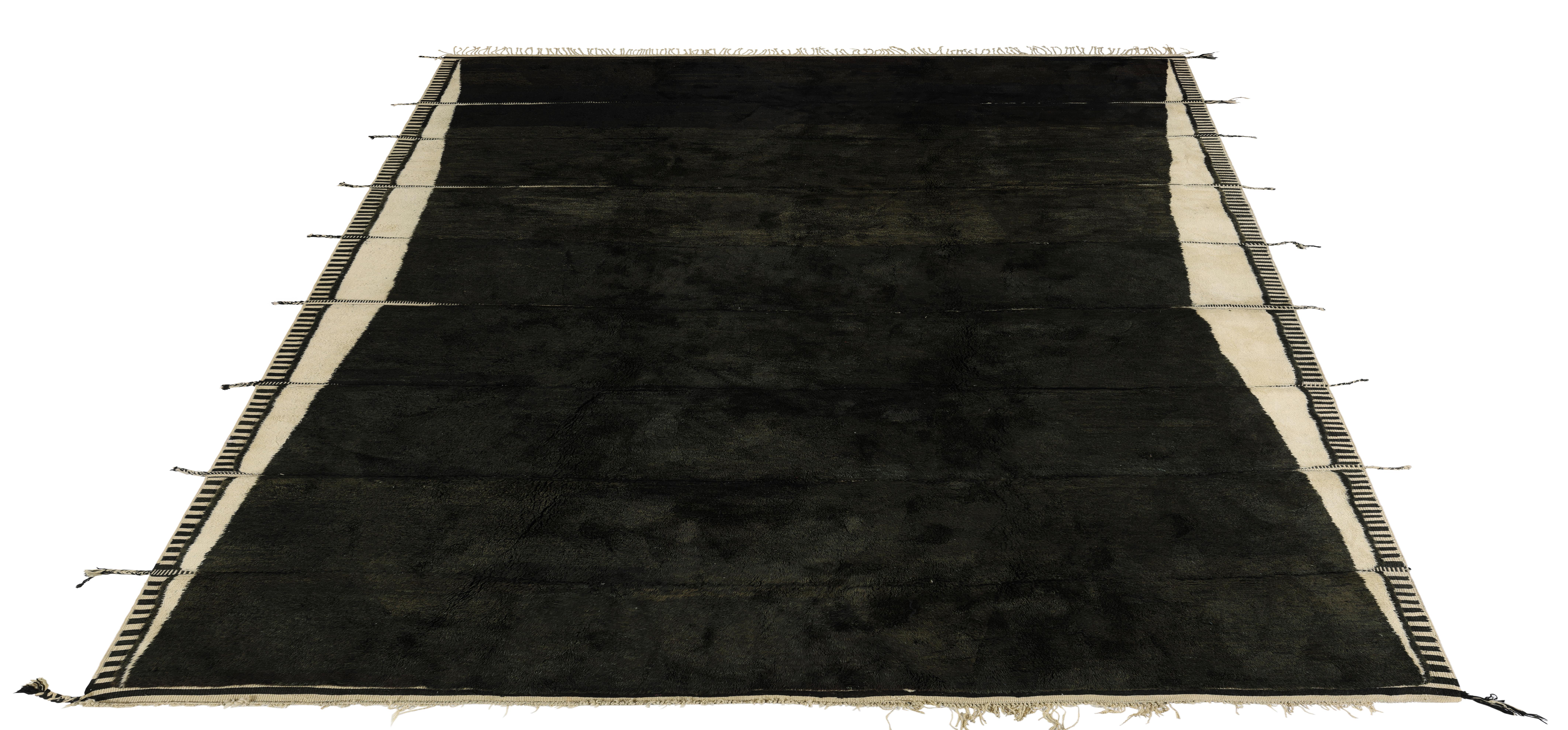 New Hand-Knotted Black Moroccan Rug with Cream Edges - Modern Berber Design (nouveau tapis marocain noué à la main avec des bords crème) en vente 1