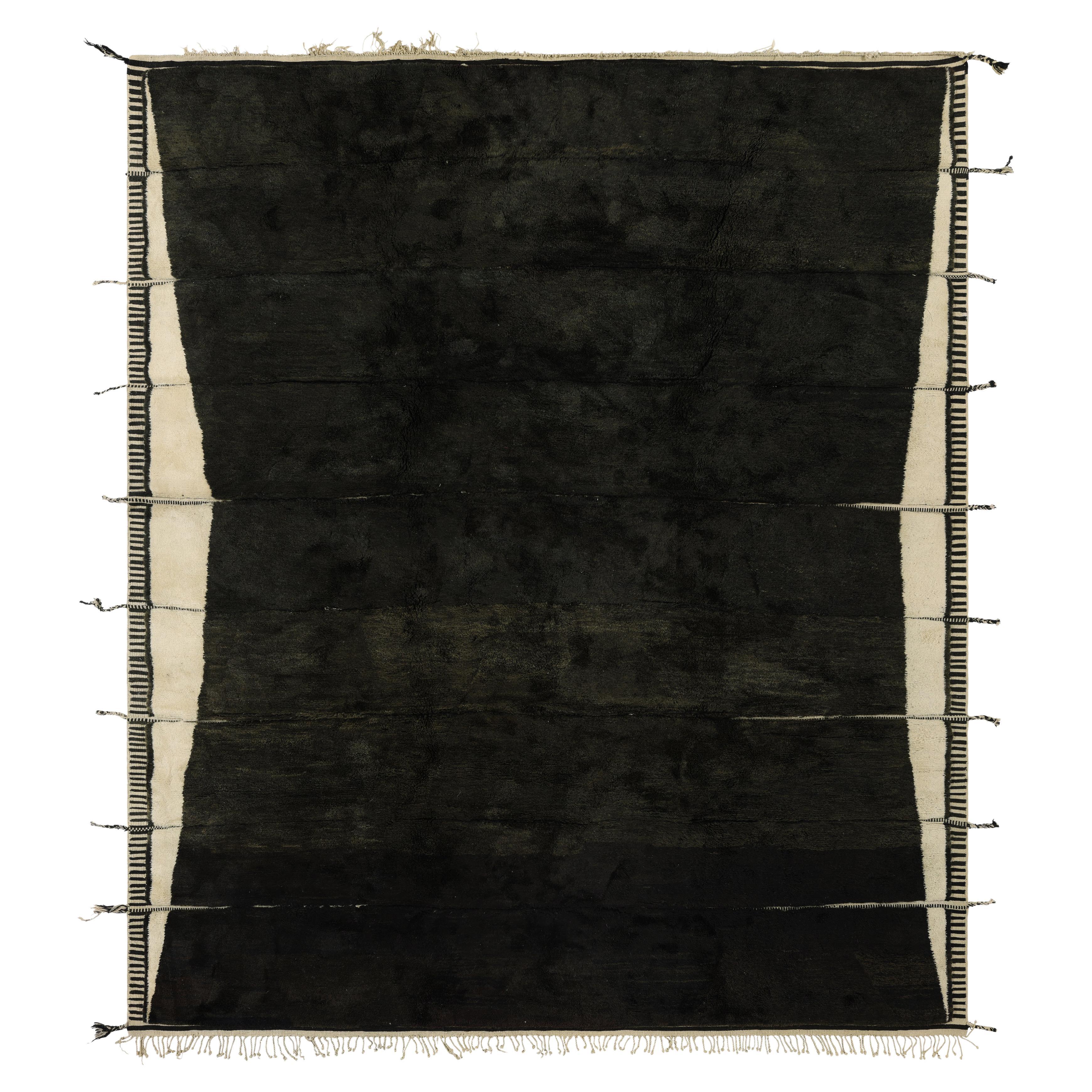 New Hand-Knotted Black Moroccan Rug with Cream Edges - Modern Berber Design (nouveau tapis marocain noué à la main avec des bords crème) en vente