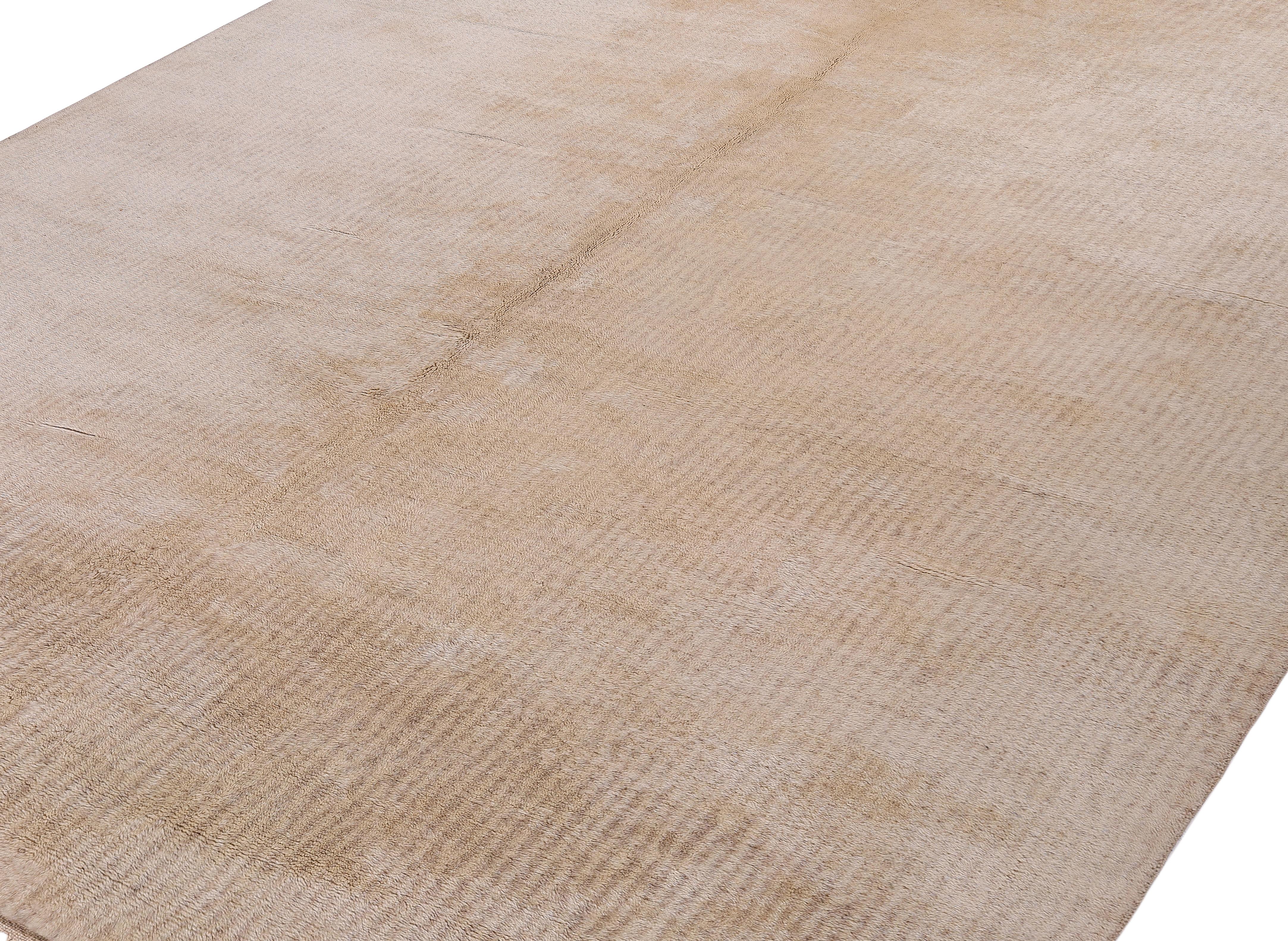 Organic Modern New Hand-Knotted Moroccan Rug in Warm Beige – Contemporary Geometric Design For Sale