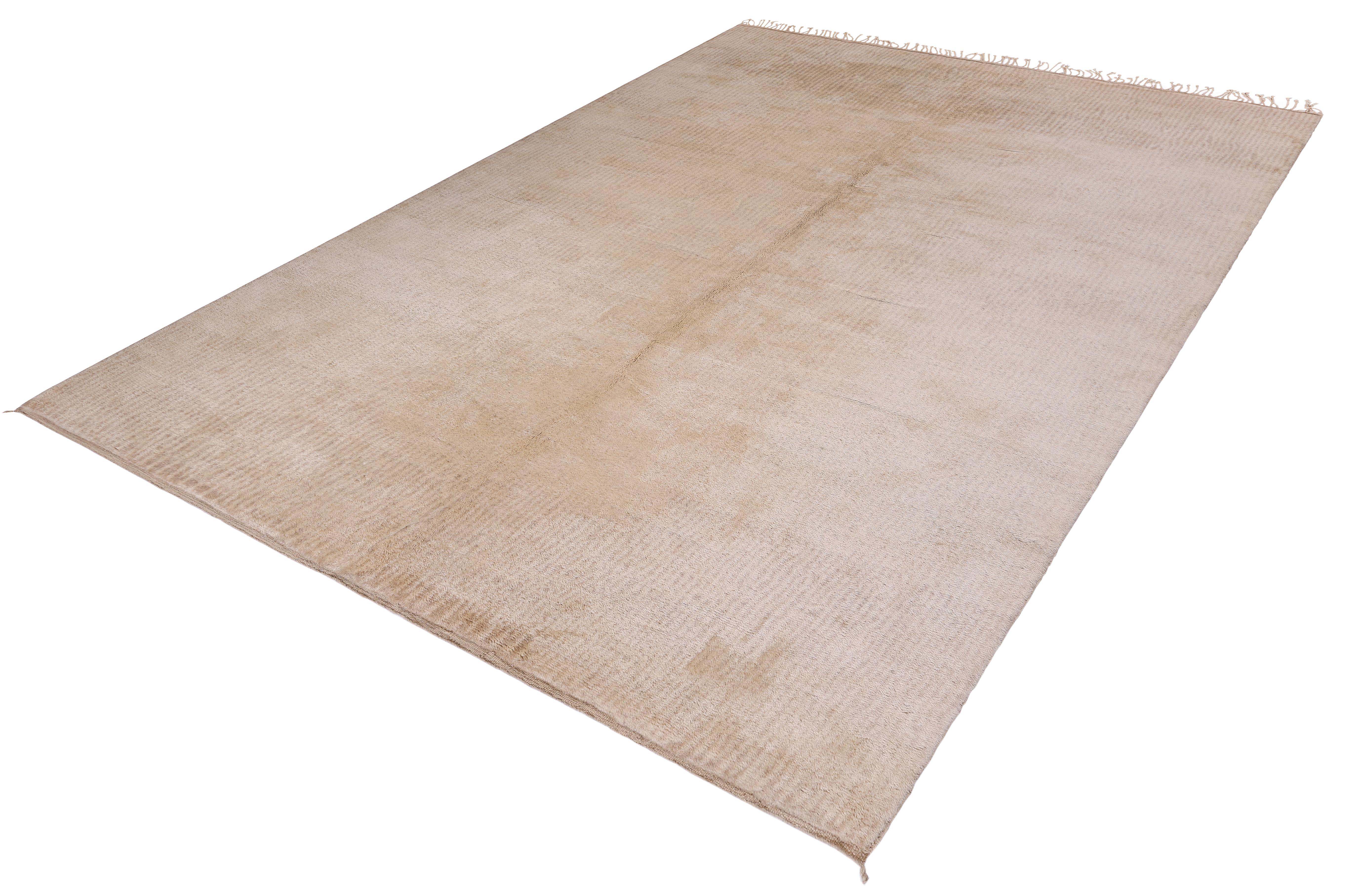 New Hand-Knotted Moroccan Rug in Warm Beige – Contemporary Geometric Design In New Condition For Sale In New York, NY