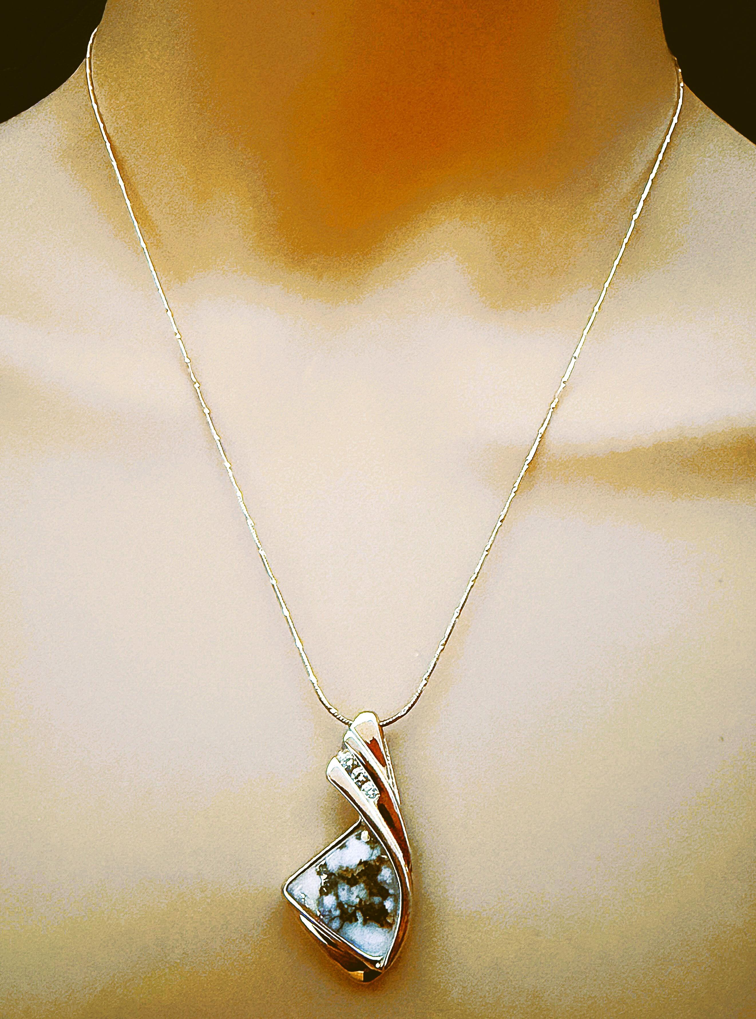 Art Déco Nuova collana Hand Made in oro giallo 14K con pietra di quarzo d'oro e diamante da .05 carati in vendita