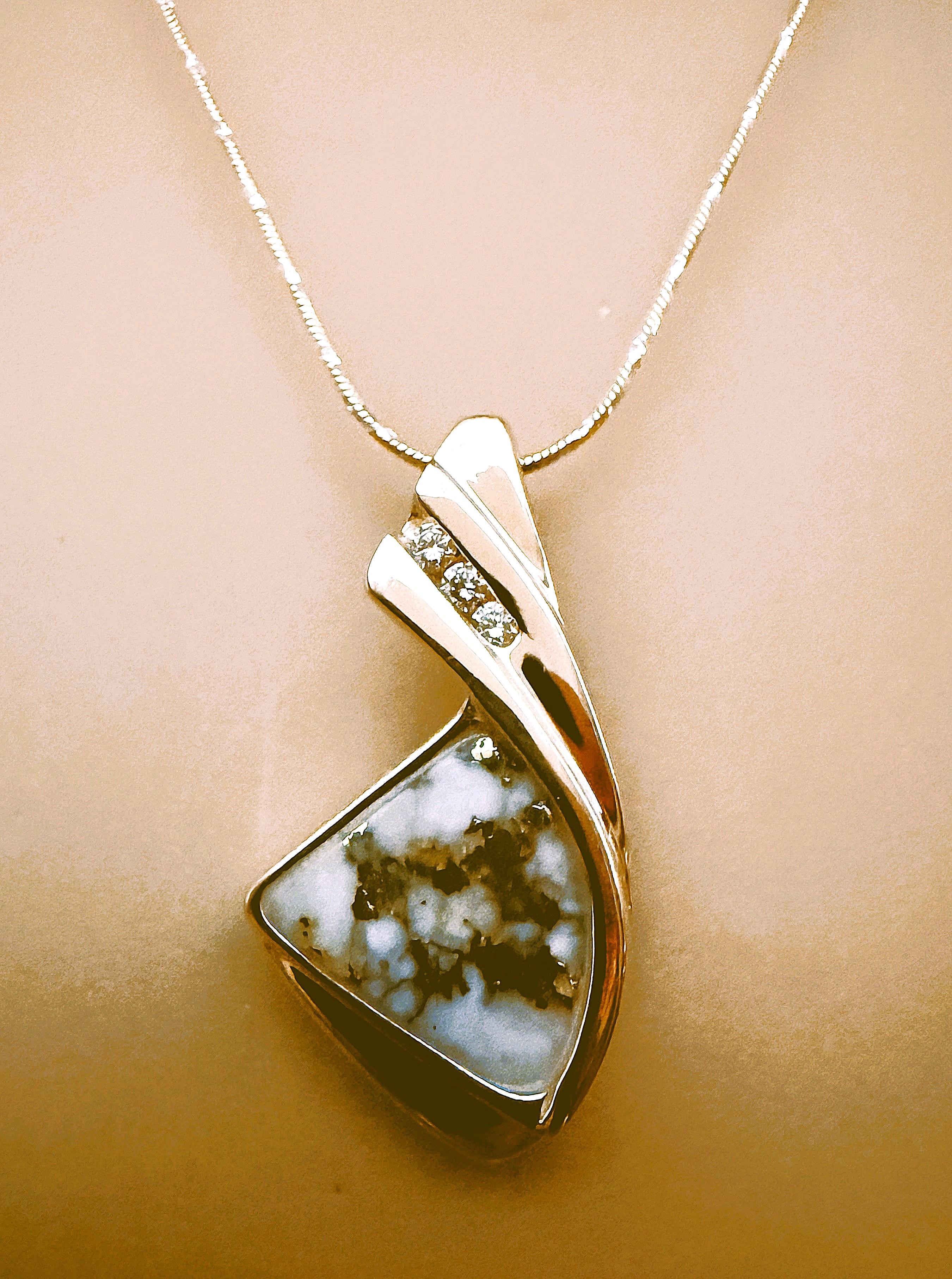 Taglio trillion Nuova collana Hand Made in oro giallo 14K con pietra di quarzo d'oro e diamante da .05 carati in vendita