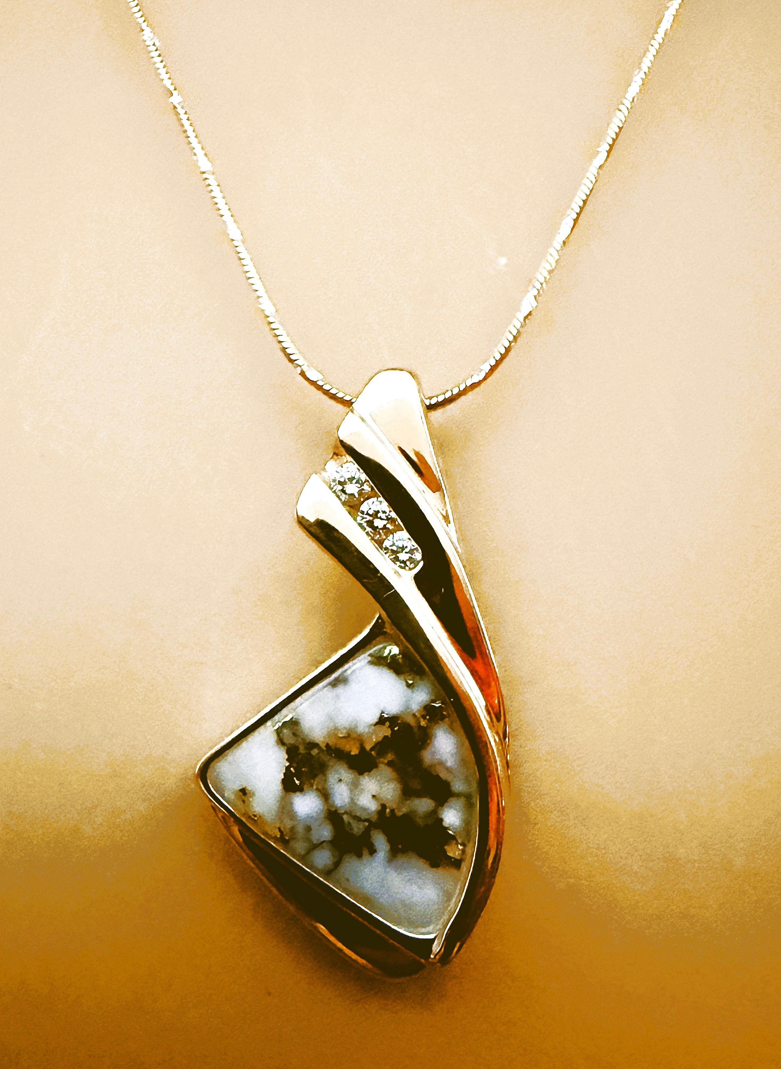 Nuova collana Hand Made in oro giallo 14K con pietra di quarzo d'oro e diamante da .05 carati In condizioni ottime in vendita a Eagan, MN