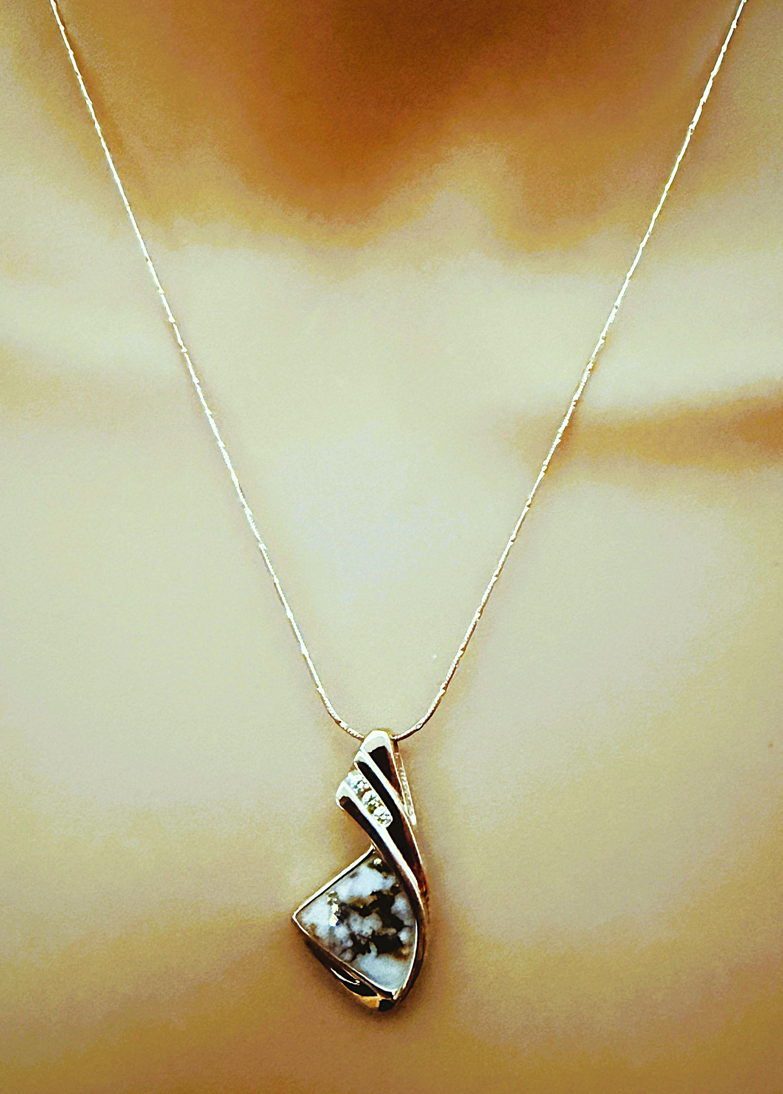 Donna Nuova collana Hand Made in oro giallo 14K con pietra di quarzo d'oro e diamante da .05 carati in vendita