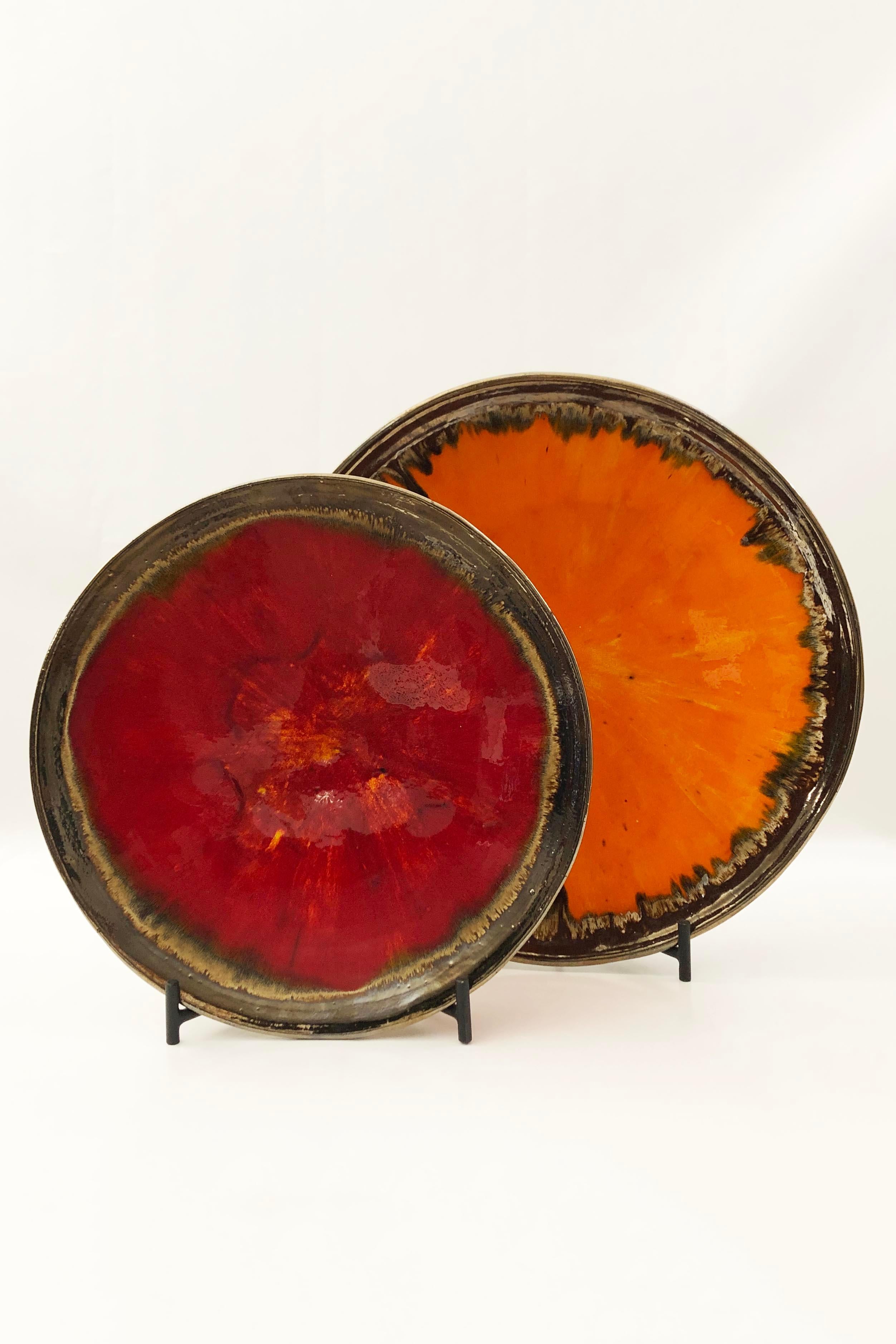 Peint à la main Nouvelle assiette en céramique unique faite à la main de couleur orange  en vente