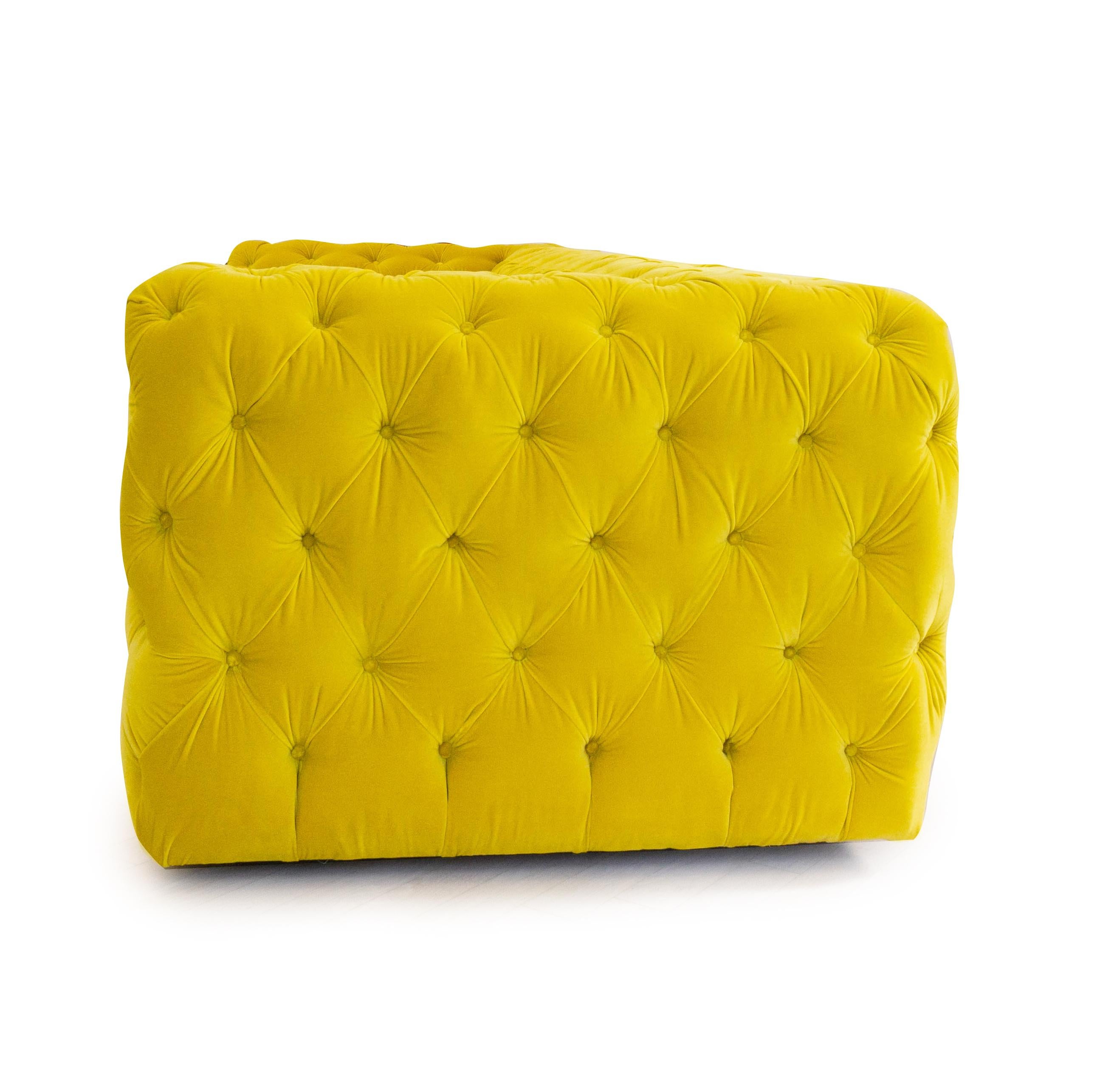 Tuft-Sofa im Chesterfield-Stil mit Knopfleiste aus gelbem Samt (Viktorianisch) im Angebot