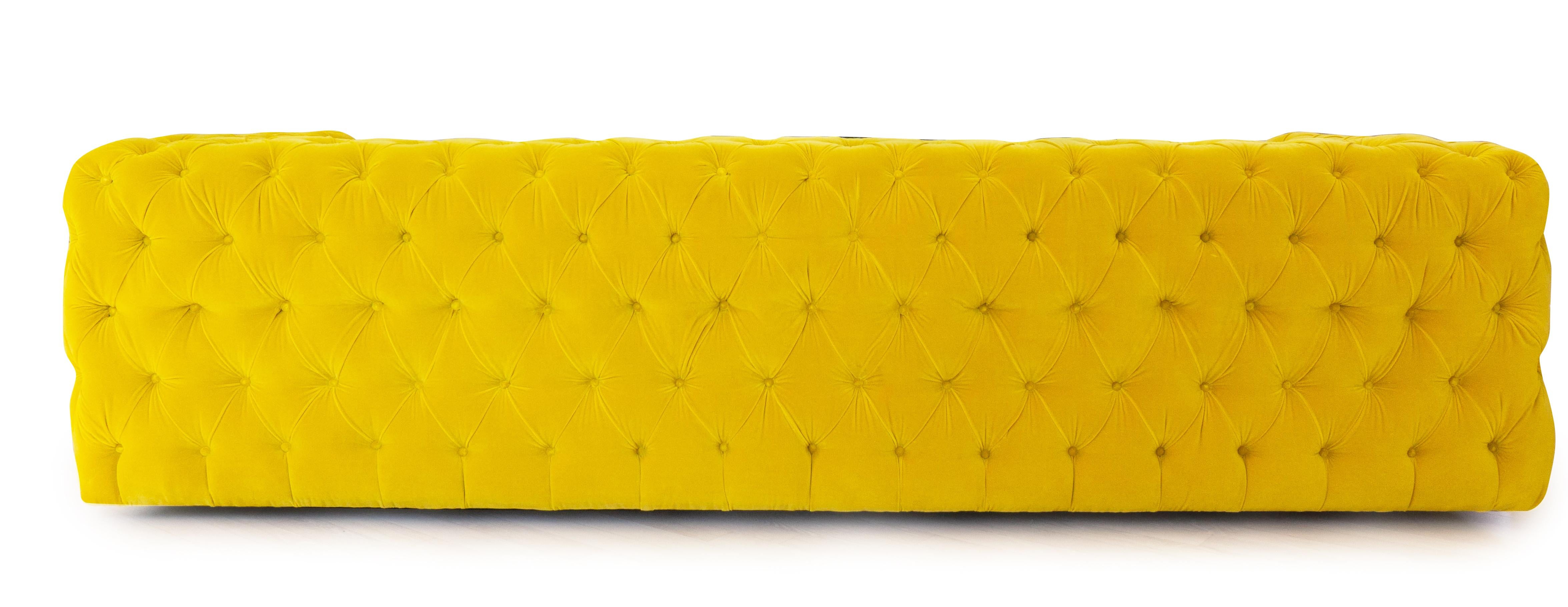 Tuft-Sofa im Chesterfield-Stil mit Knopfleiste aus gelbem Samt (Nordamerikanisch) im Angebot