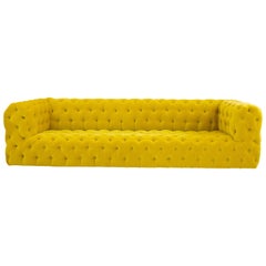 Sofá de terciopelo amarillo con botones estilo Chesterfield